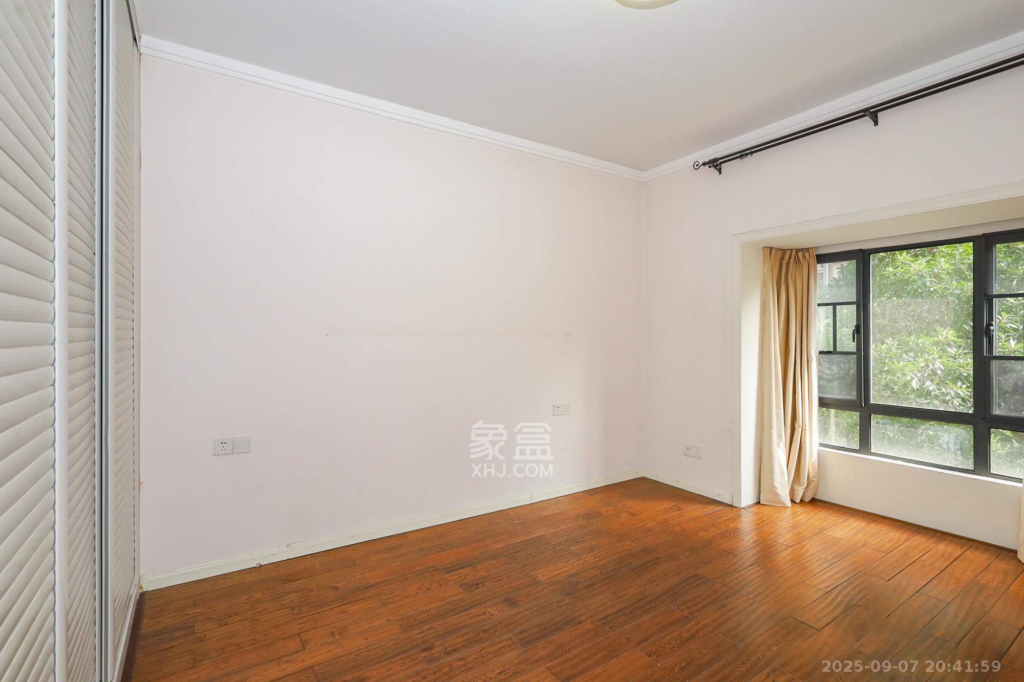 八方小区D区 4室2厅2卫 368.0万 八方小区D区 4室2厅2卫 368.0万卧室