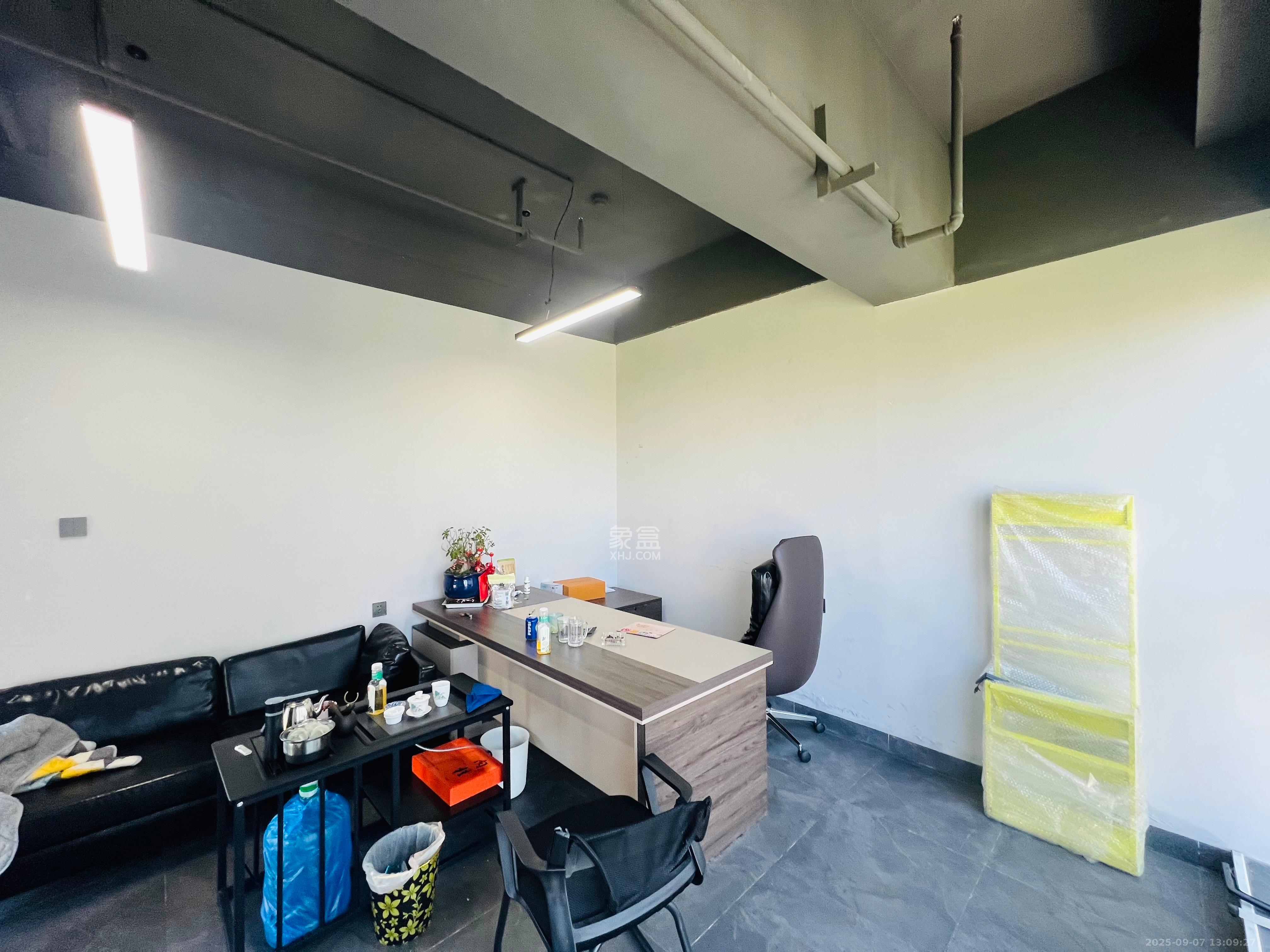 奥克斯滨仕花园(奥克斯洋湖广场/奥克斯中心) 1室1厅1卫 3300.0元/月 奥克斯滨仕花园(奥克斯洋湖广场/奥克斯中心) 1室1厅1卫 3300.0元/月室内图