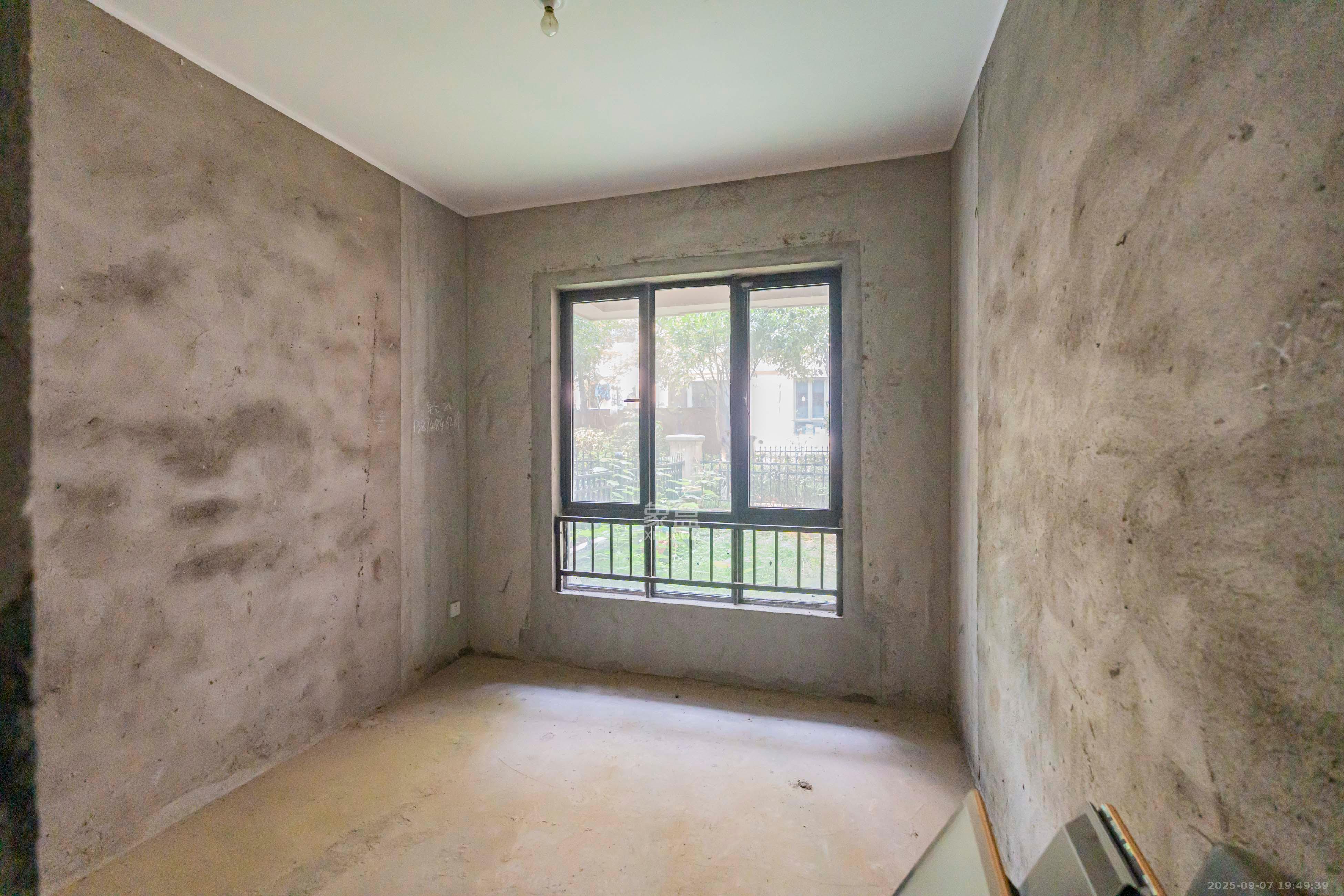 五矿沁园金城（春和景园）  4室2厅2卫    270.0万卧室