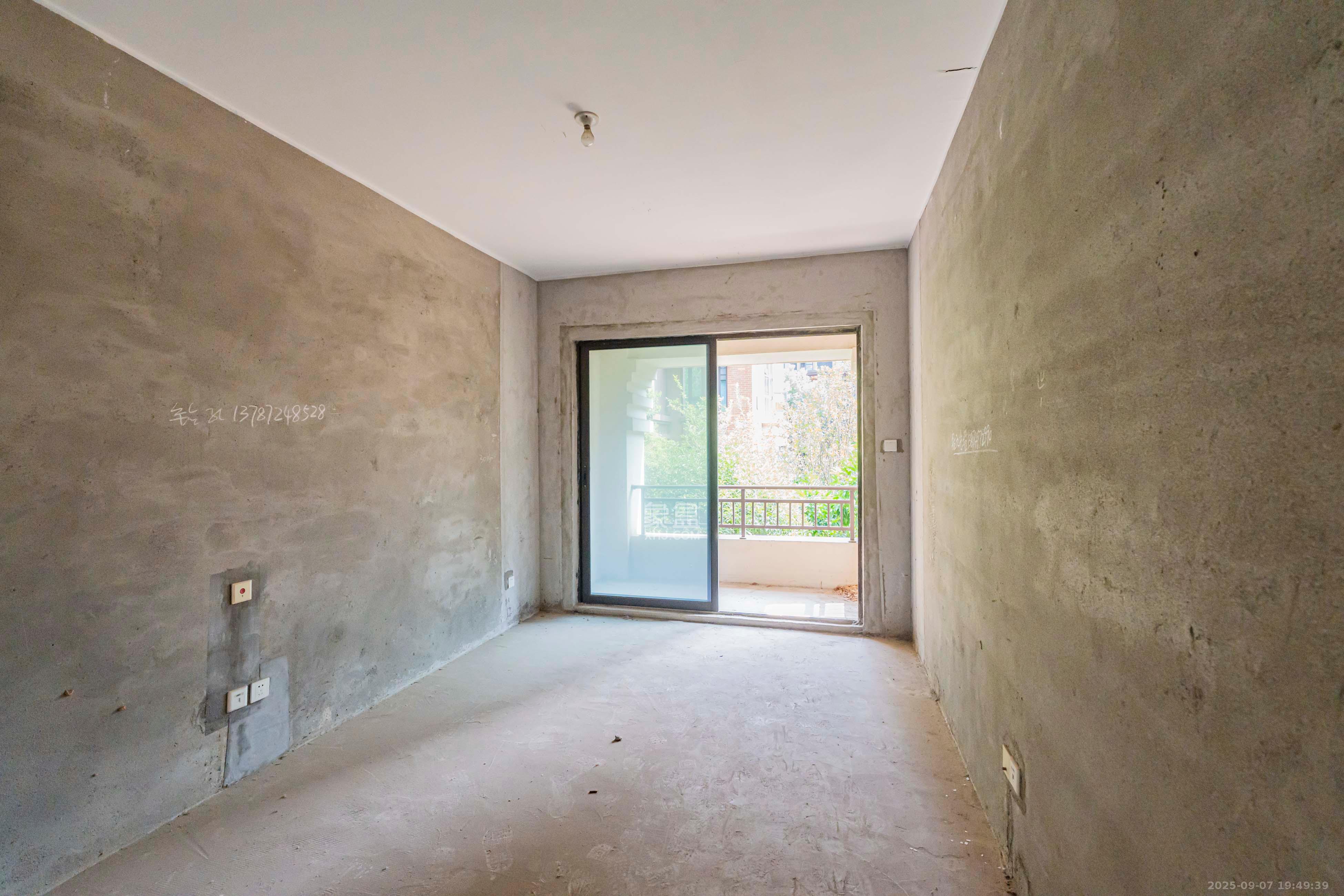 五矿沁园金城（春和景园）  4室2厅2卫    270.0万卧室