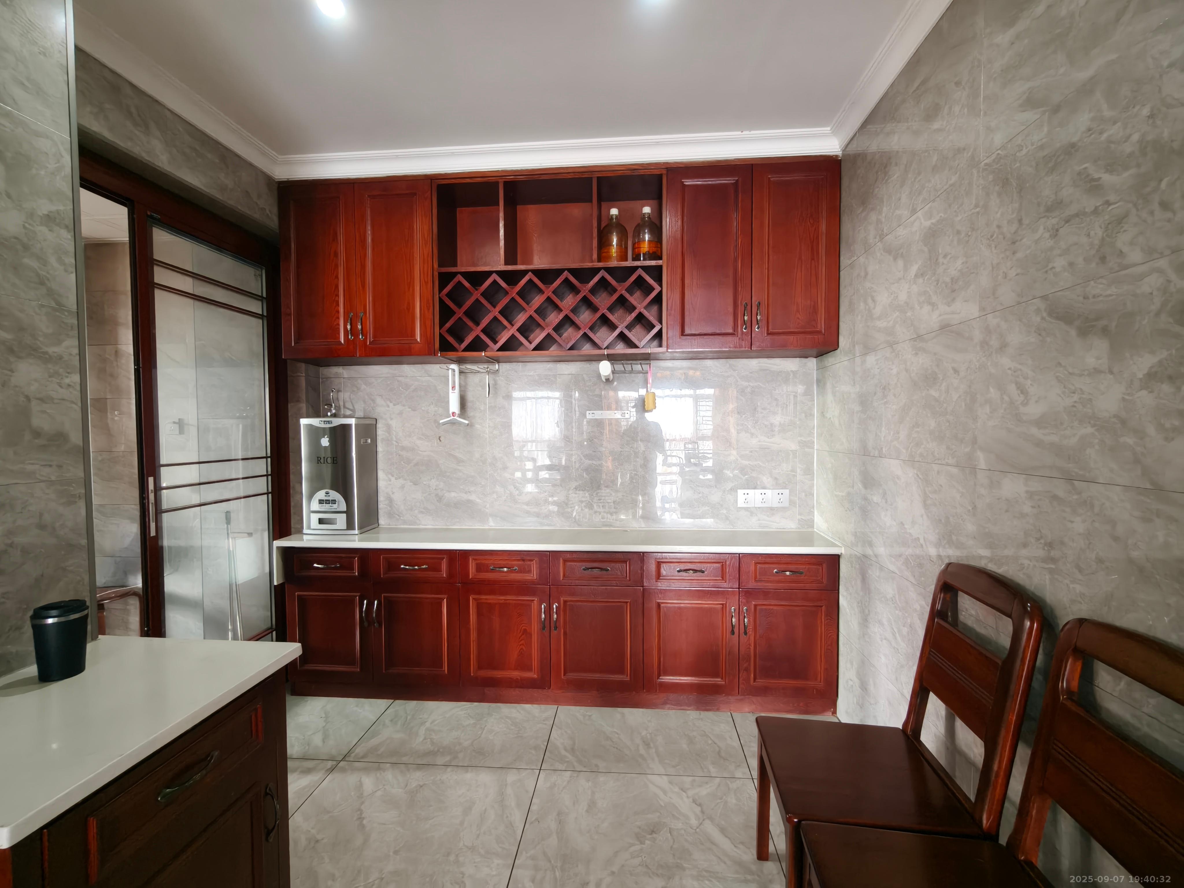 奥园养生城 4室2厅2卫 3000.0元/月 奥园养生城 4室2厅2卫 3000.0元/月室内图