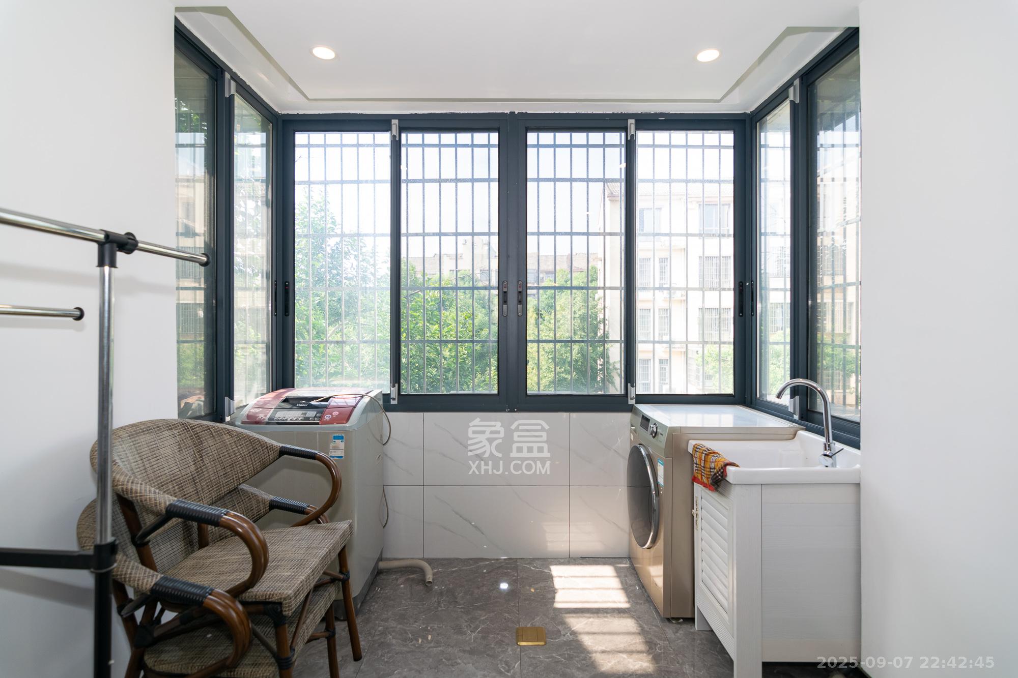 中新森林海 3室2厅2卫 80.8万 中新森林海 3室2厅2卫 80.8万阳台