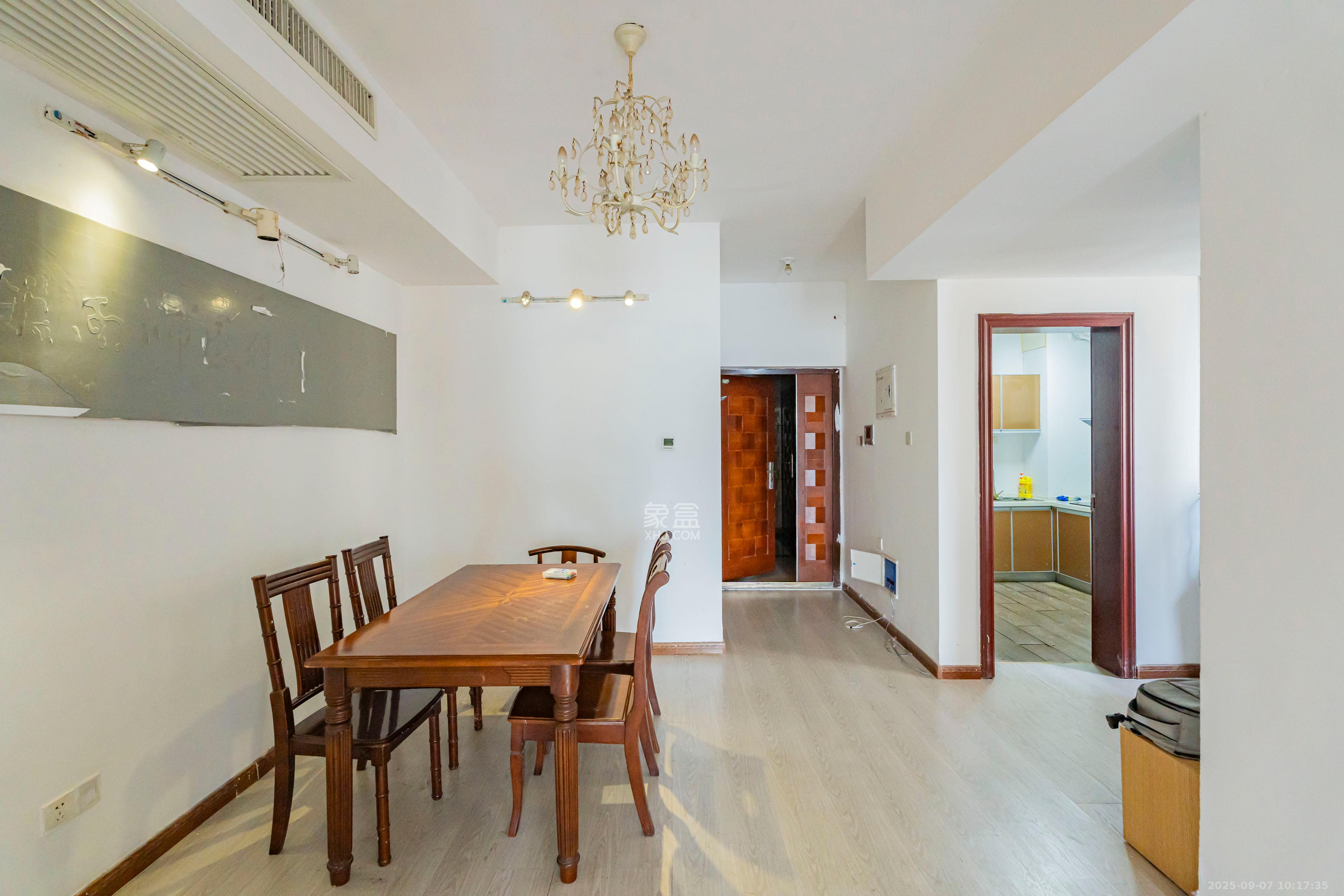 金色屋顶  3室2厅1卫    3500.0元/月 金色屋顶  3室2厅1卫    3500.0元/月室内图