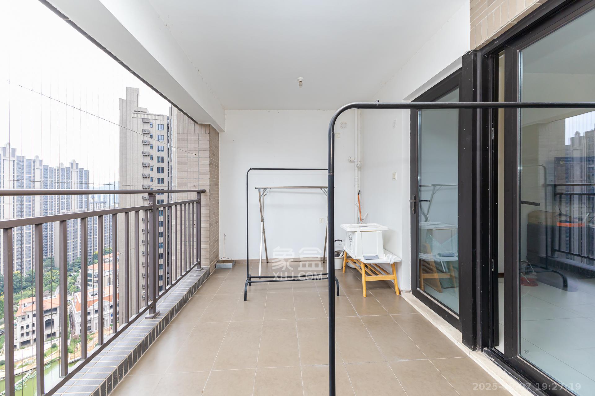 时代倾城三期  2室2厅1卫    64.0万阳台