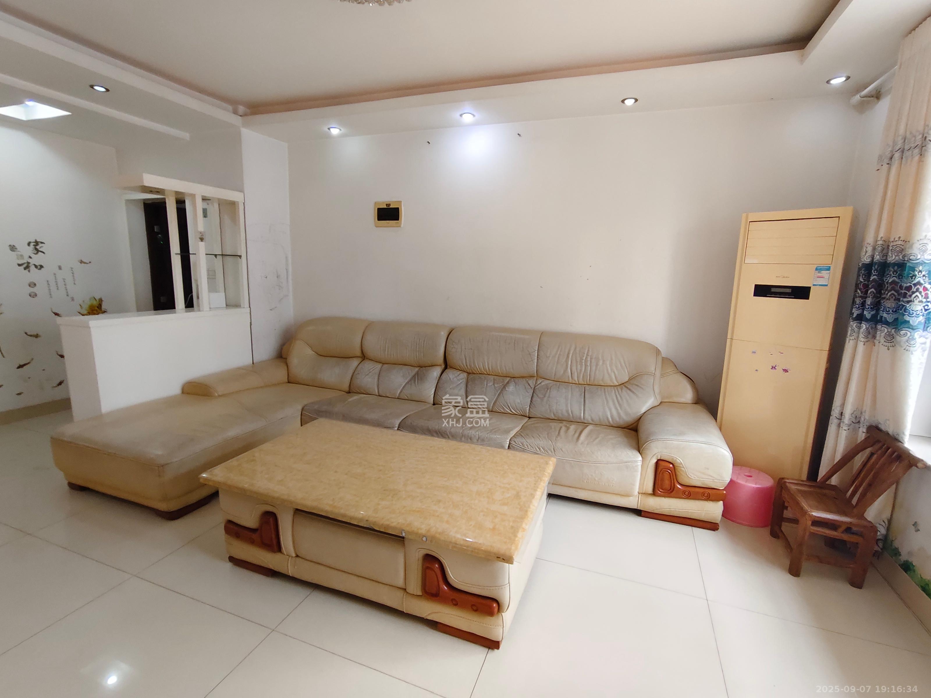 嘉盛华庭（一期、二期、三期）  3室2厅1卫    3000.0元/月室内图