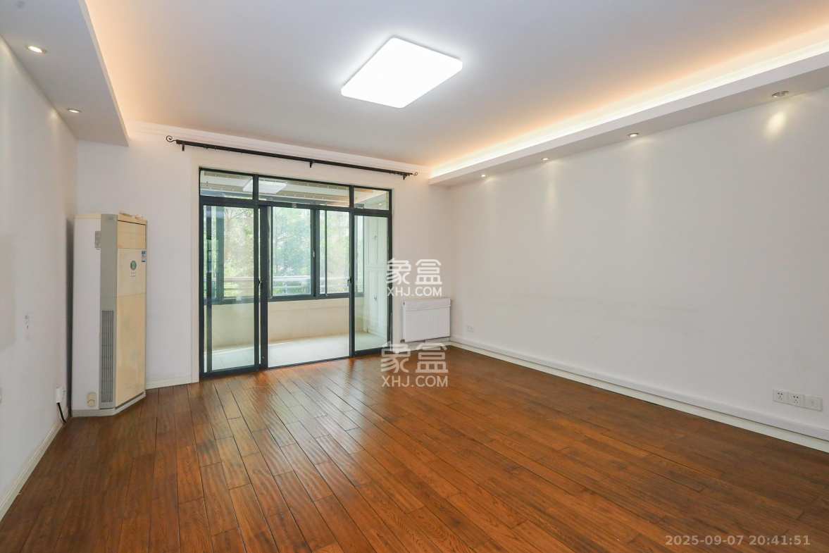 八方小区D区 4室2厅2卫 368.0万 八方小区D区 4室2厅2卫 368.0万客厅