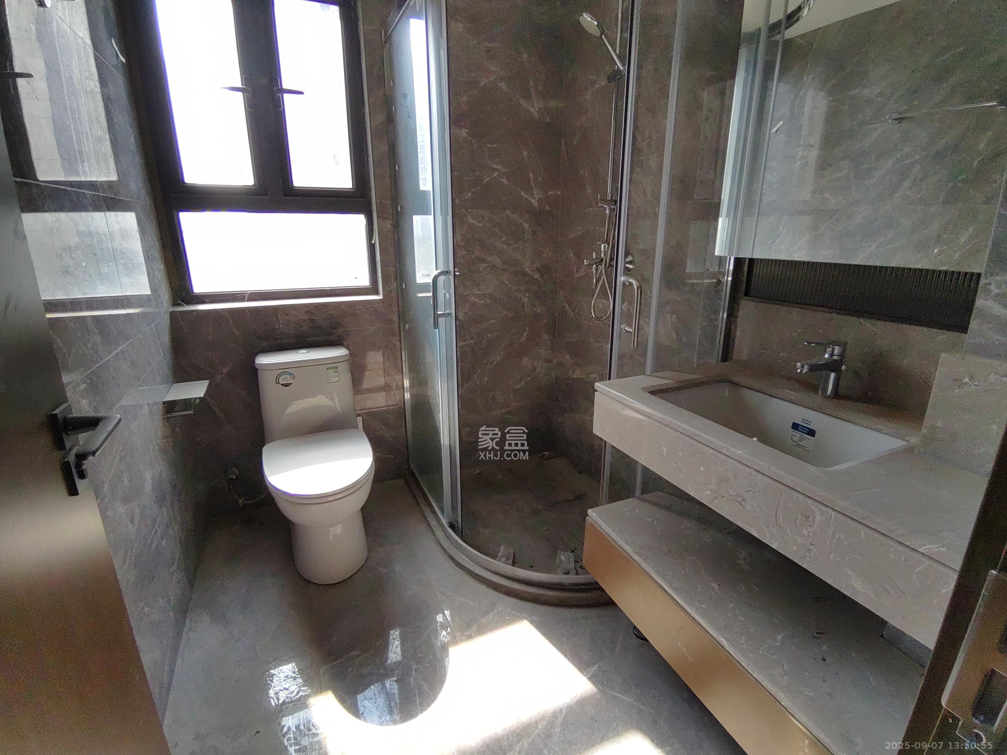 荣盛城 3室2厅2卫 2600.0元/月 荣盛城 3室2厅2卫 2600.0元/月室内图