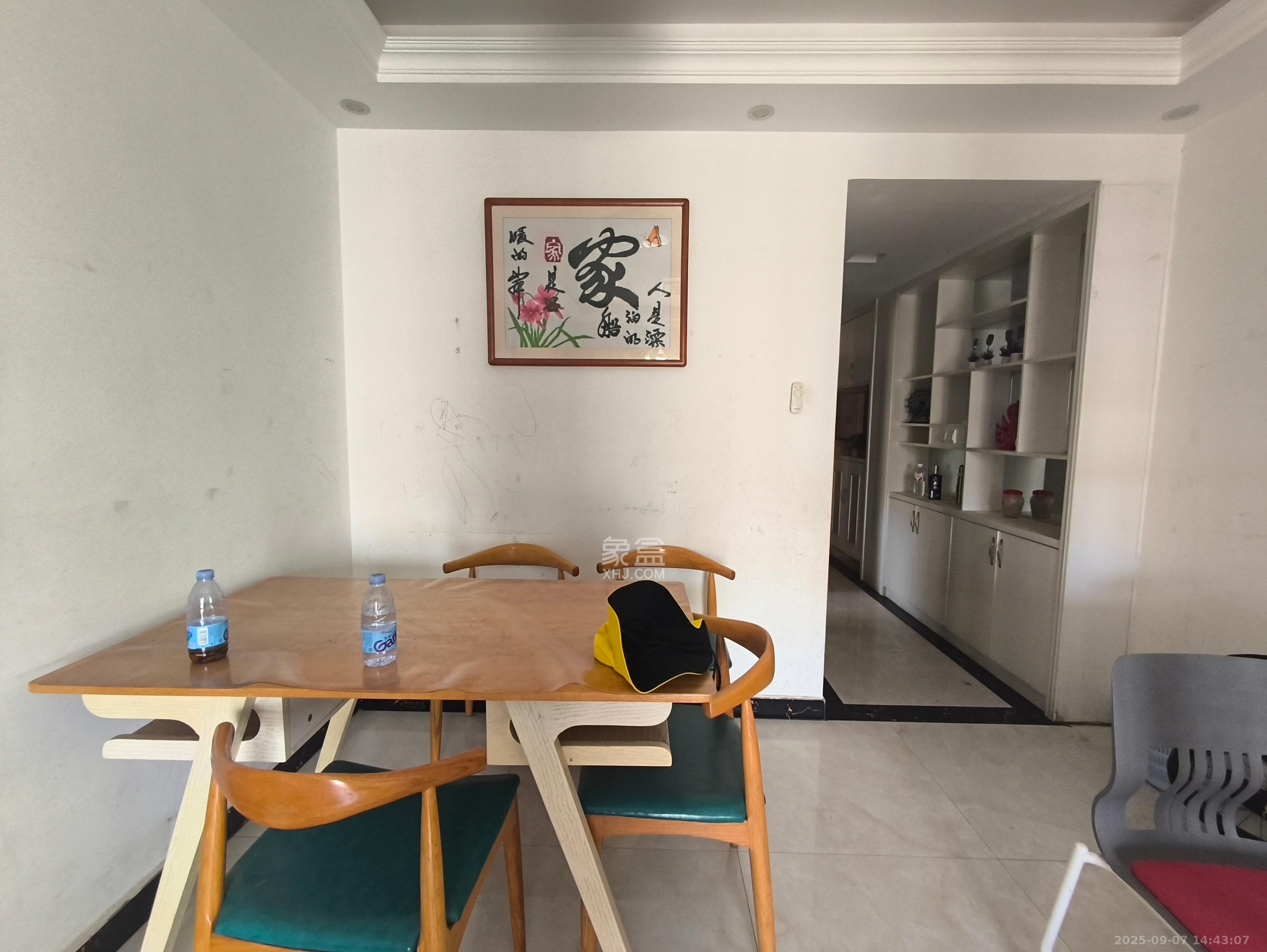 米兰春天  3室2厅1卫    1800.0元/月室内图