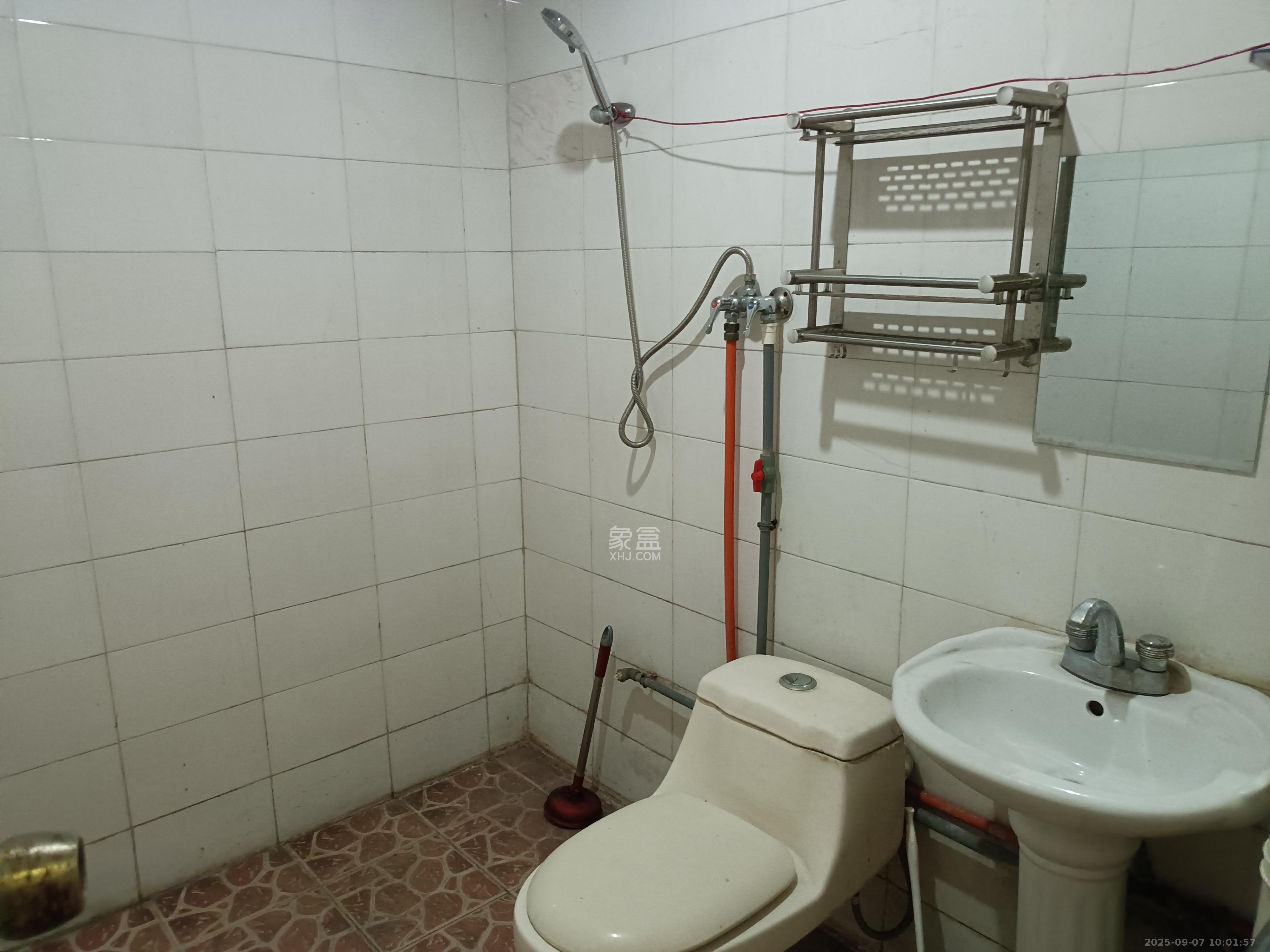 红星农博住宅小区(佳英农博小区)  3室1厅2卫    2200.0元/月 红星农博住宅小区(佳英农博小区)  3室1厅2卫    2200.0元/月室内图