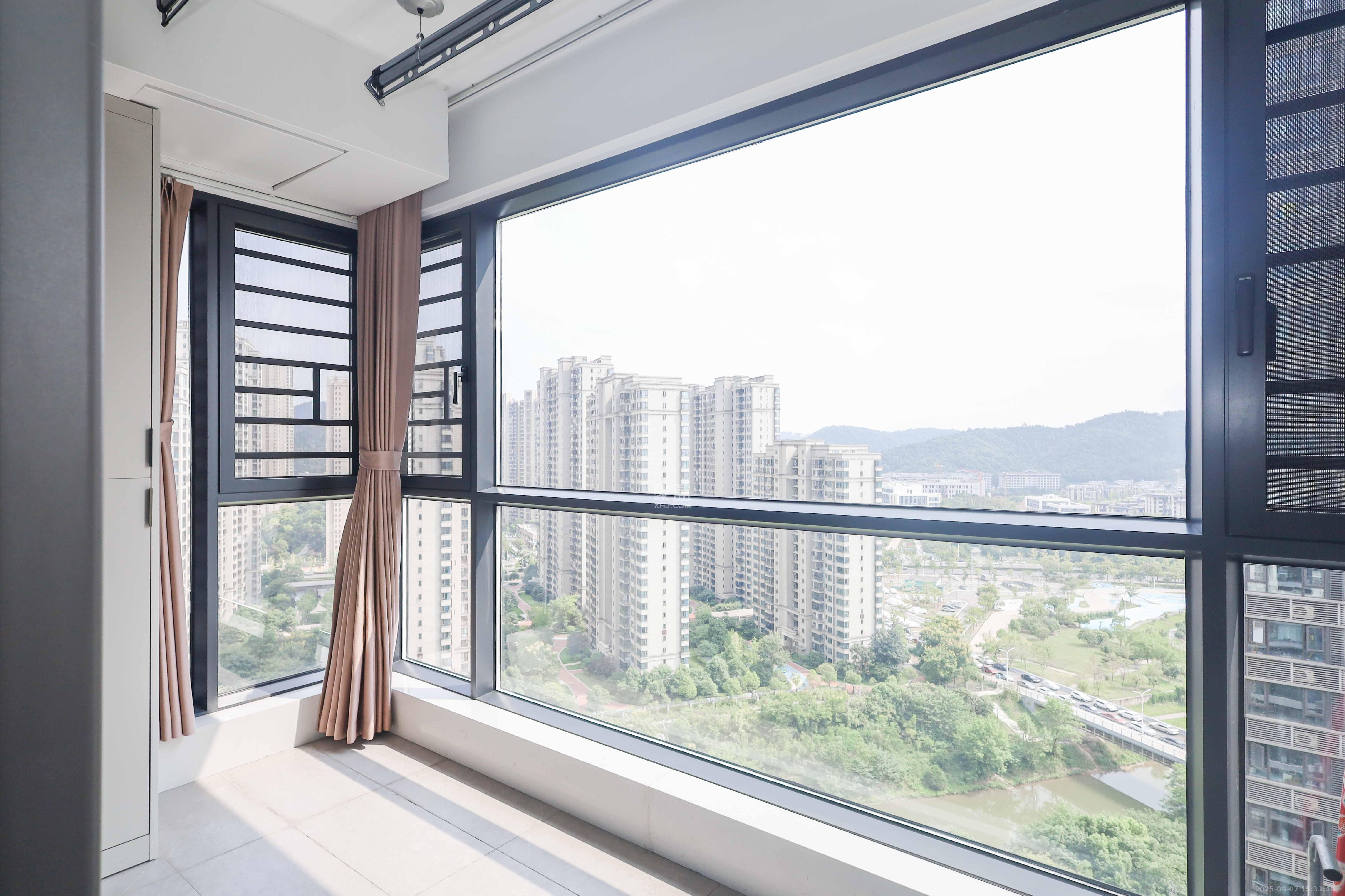 时代梅溪领峰  3室2厅2卫    160.0万阳台