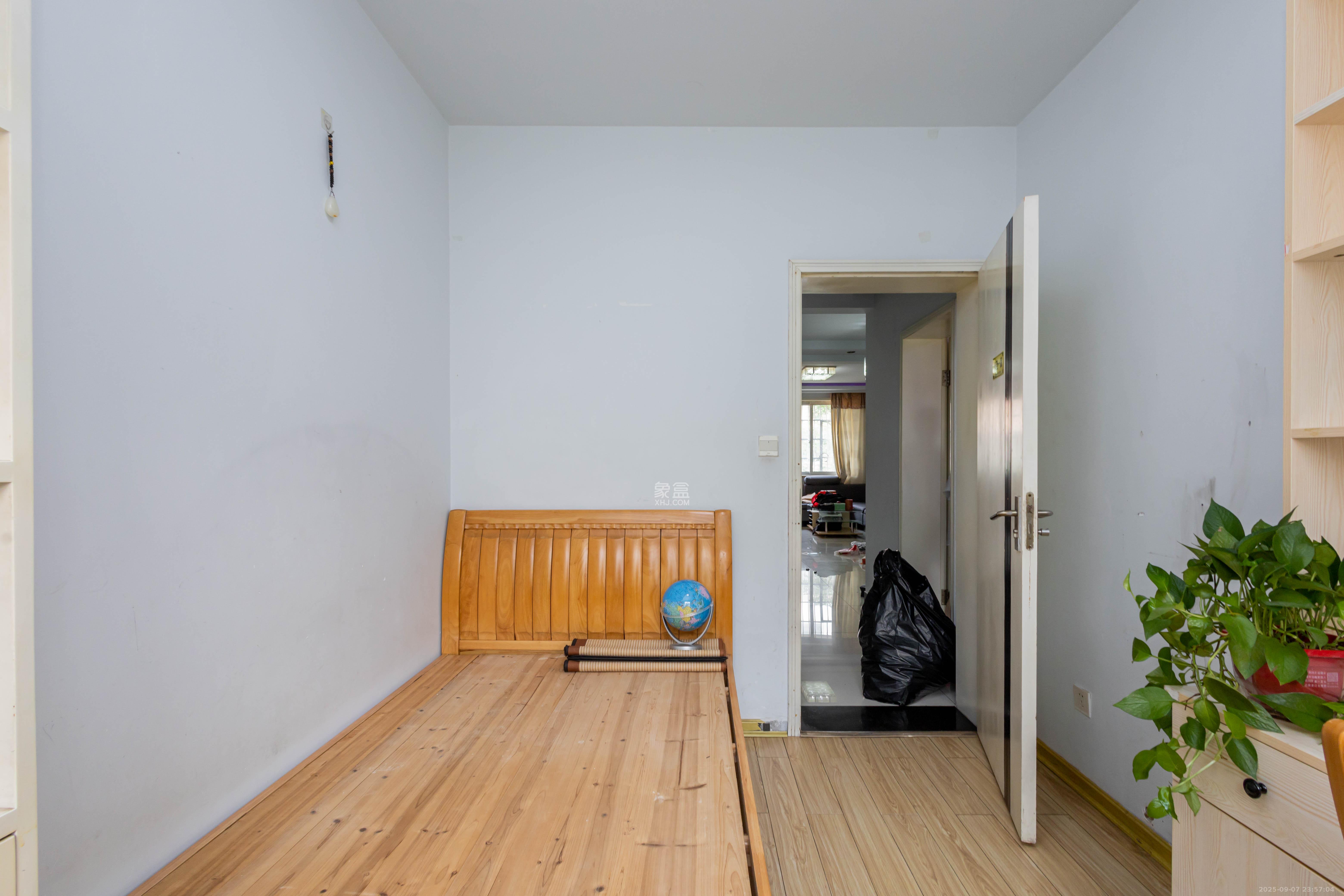 东岸锦城(东方人家)  3室2厅1卫    55.0万卧室