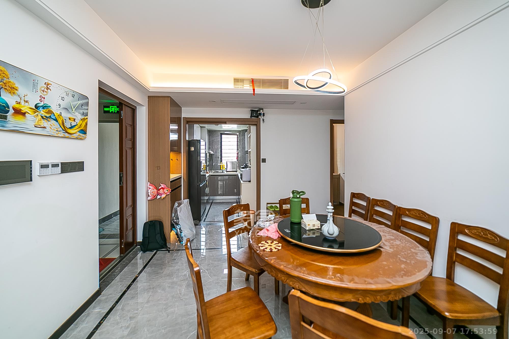 卓越江岸  4室2厅2卫    188.0万 卓越江岸  4室2厅2卫    188.0万客厅