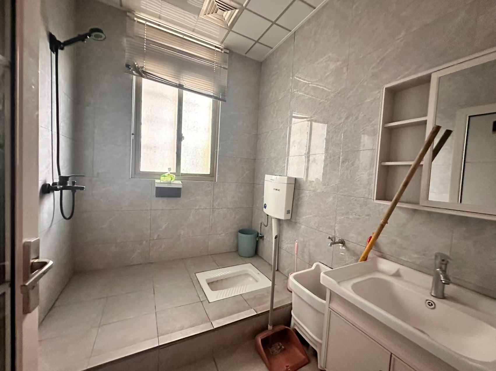 进步亚泰  5室2厅1卫    2000.0元/月室内图