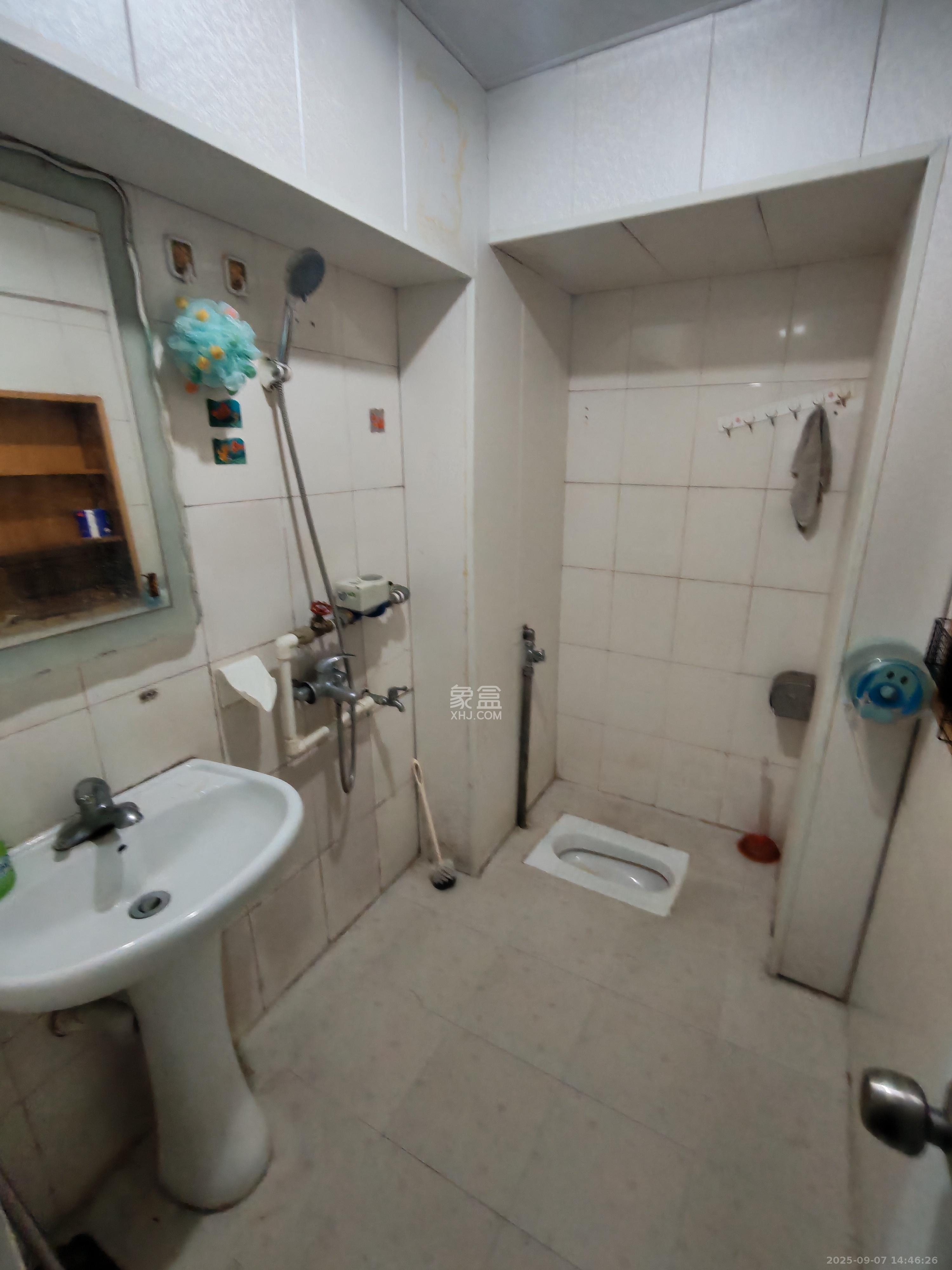 中国铝业单位宿舍  3室1厅1卫    2100.0元/月 中国铝业单位宿舍  3室1厅1卫    2100.0元/月室内图