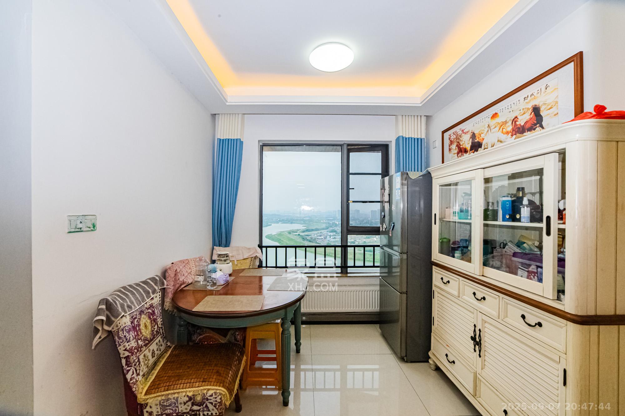 珠江郦城薰衣道  3室2厅1卫    90.0万 珠江郦城薰衣道  3室2厅1卫    90.0万客厅