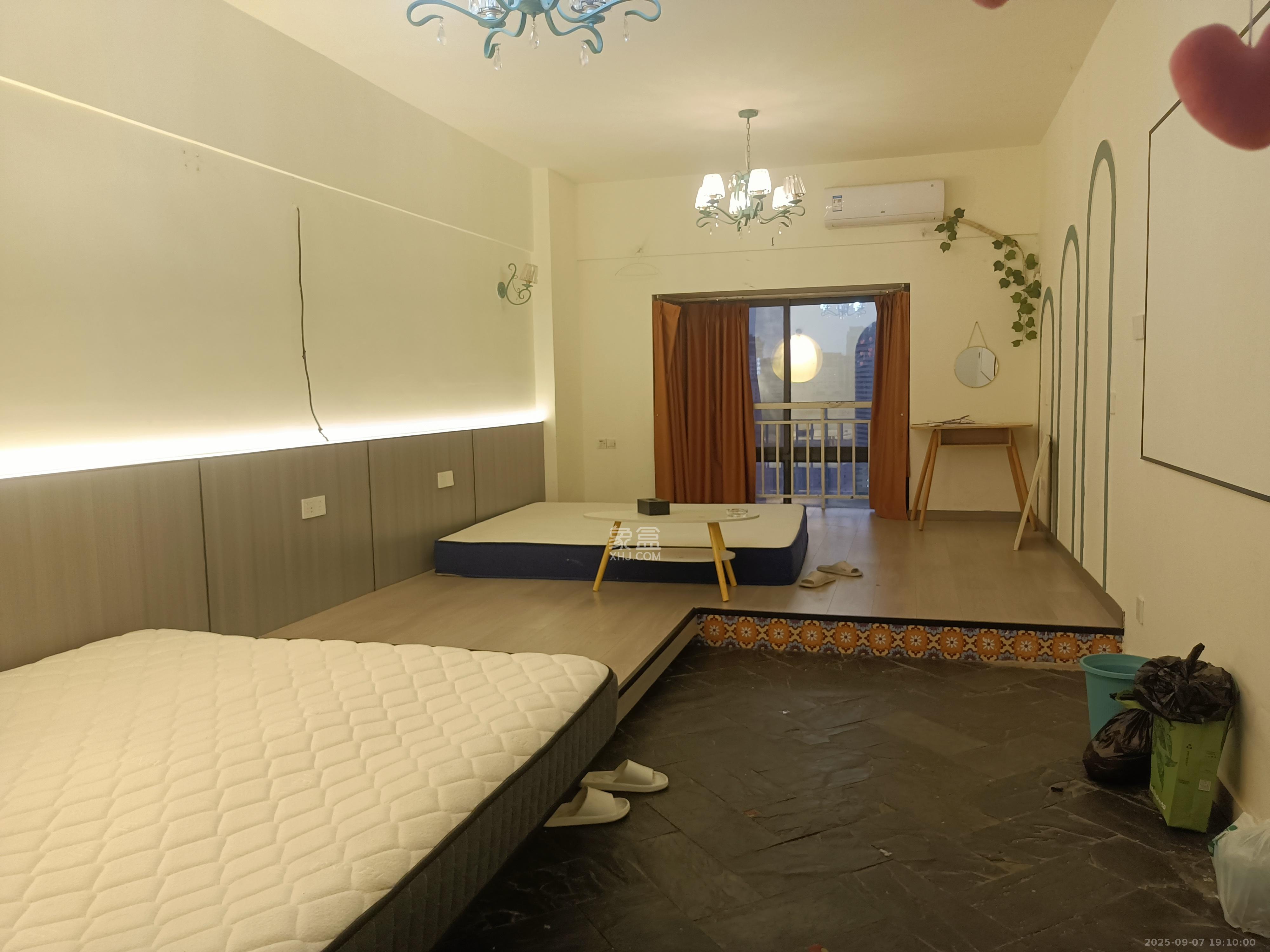 七彩丽都  1室1厅1卫    1800.0元/月室内图1