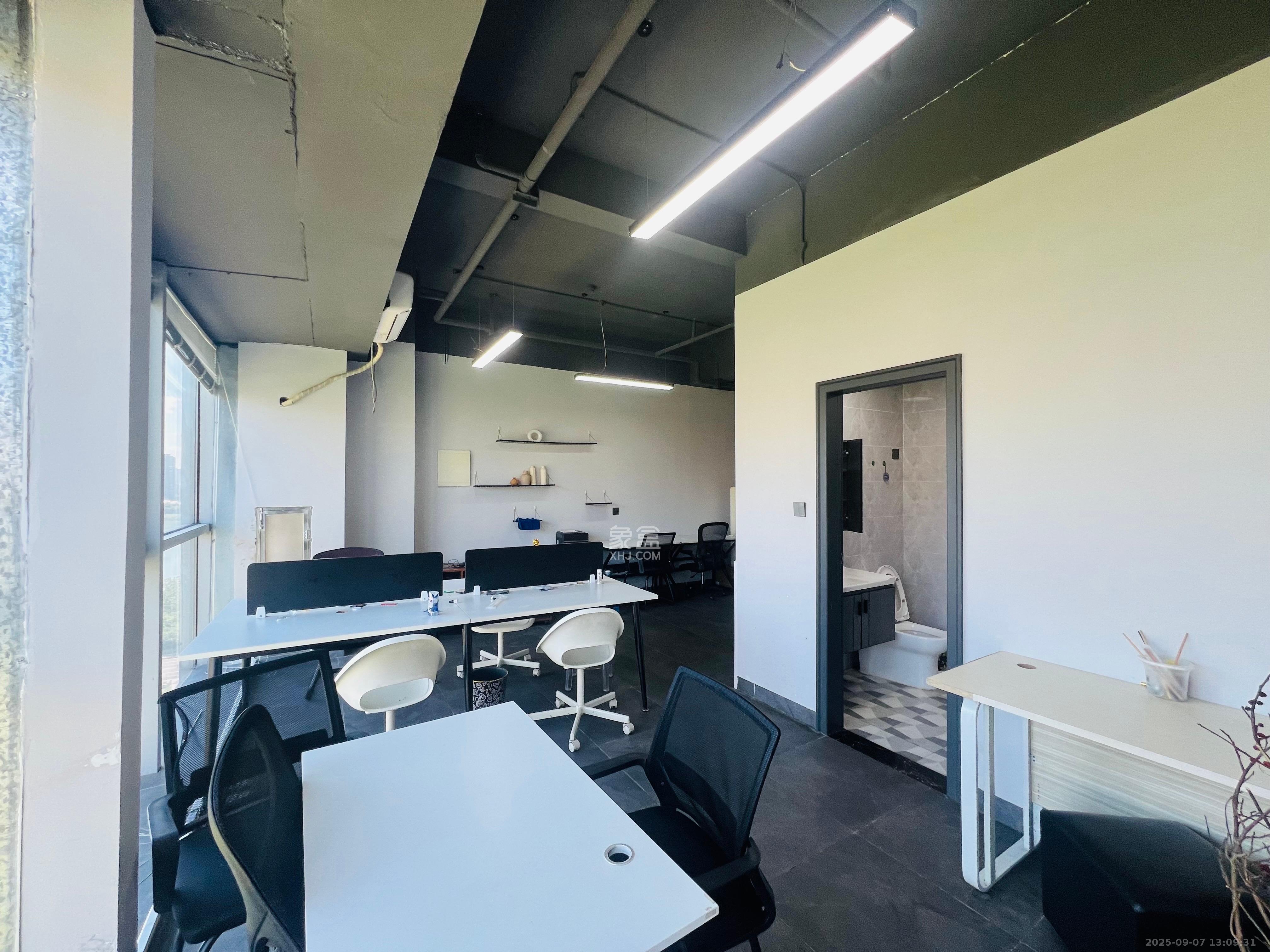 奥克斯滨仕花园(奥克斯洋湖广场/奥克斯中心) 1室1厅1卫 3300.0元/月 奥克斯滨仕花园(奥克斯洋湖广场/奥克斯中心) 1室1厅1卫 3300.0元/月室内图