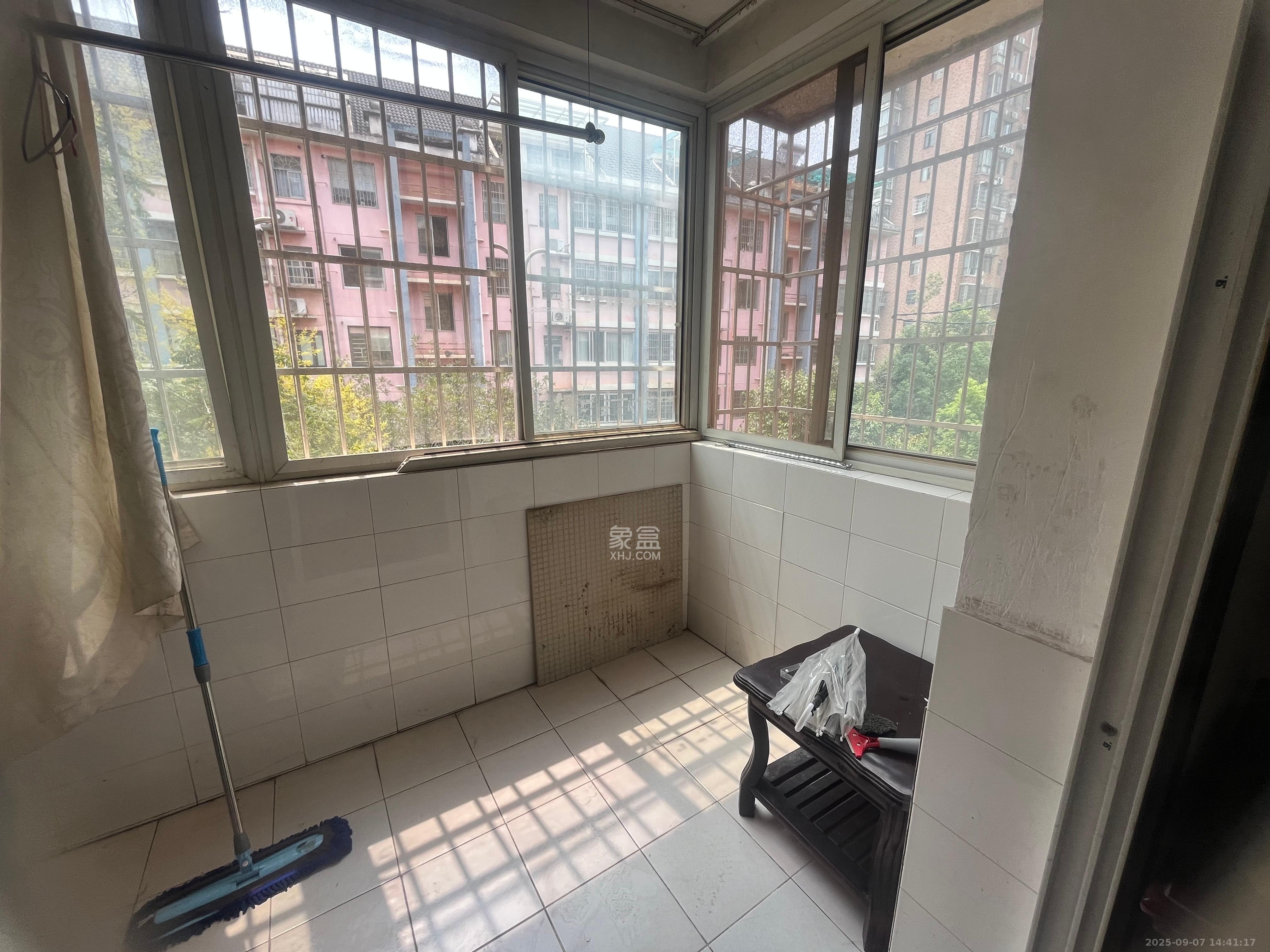 新星小区 1室2厅1卫 1800.0元/月 新星小区 1室2厅1卫 1800.0元/月室内图