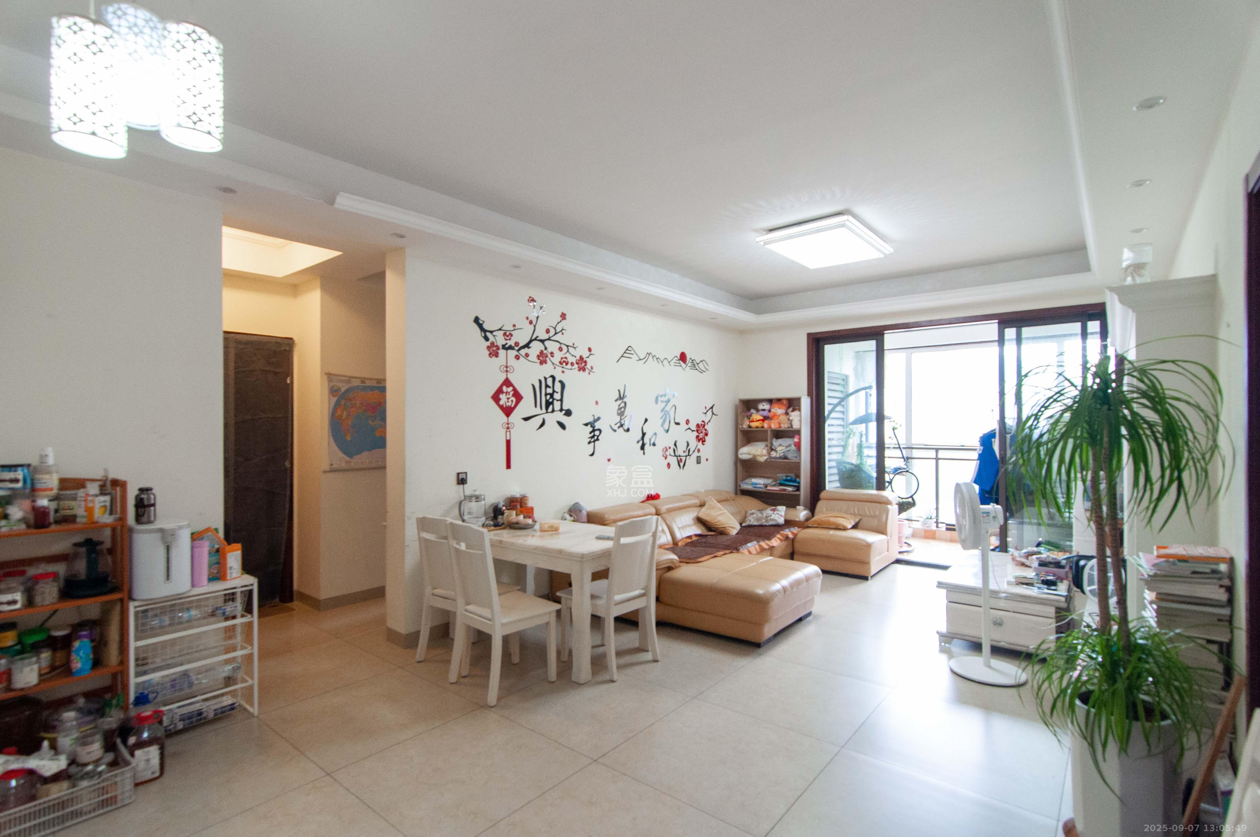 金茂梅溪湖 3室2厅2卫 198.8万 金茂梅溪湖 3室2厅2卫 198.8万客厅