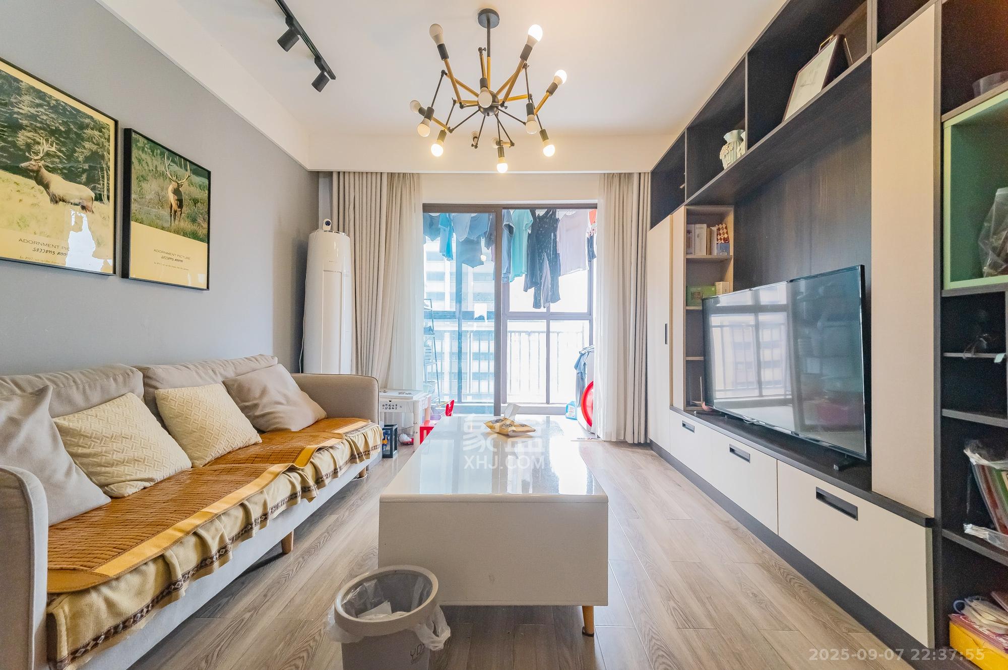 华润置地广场二期  3室2厅2卫    72.0万 华润置地广场二期  3室2厅2卫    72.0万客厅