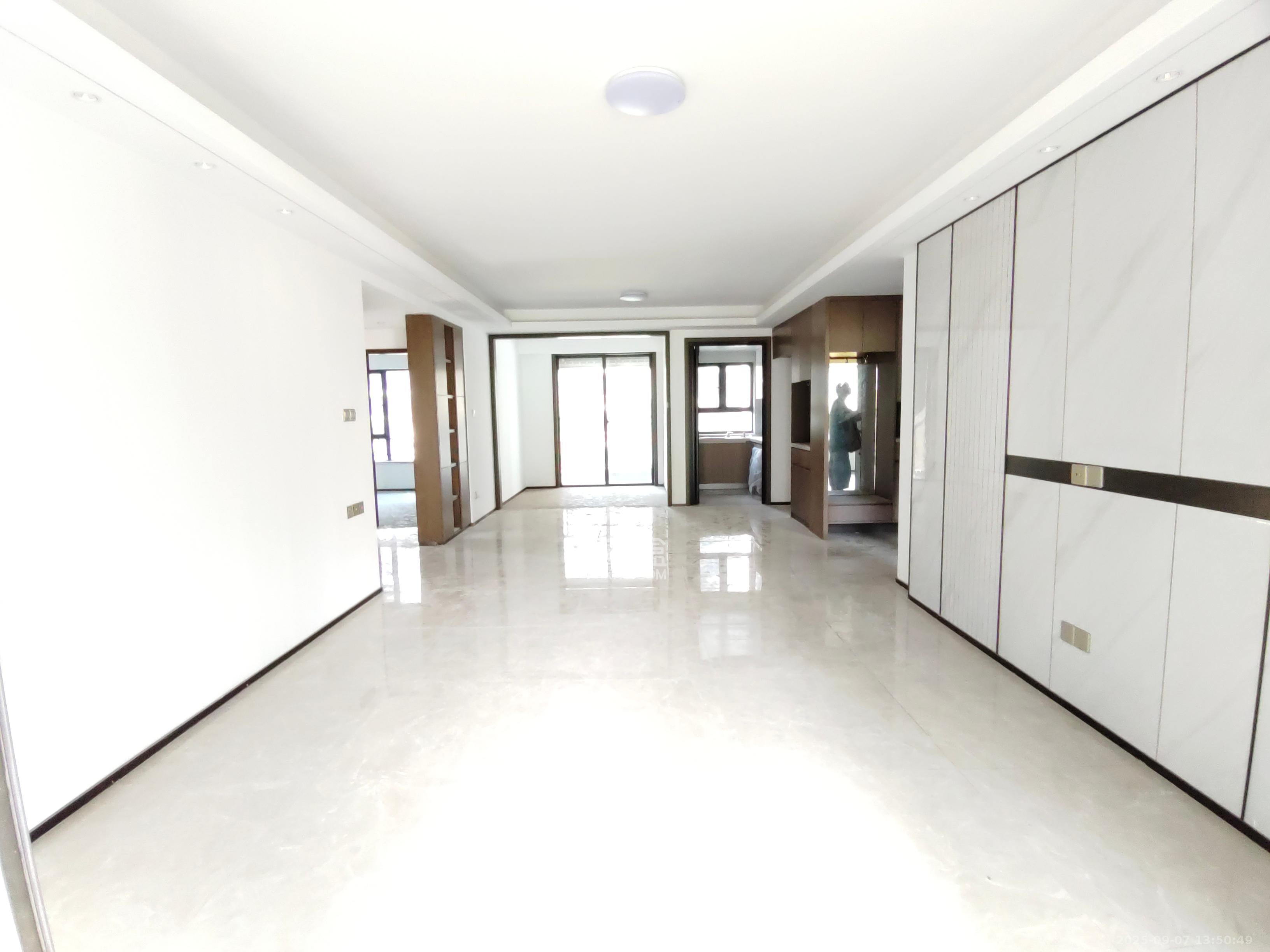 荣盛城 3室2厅2卫 2600.0元/月 荣盛城 3室2厅2卫 2600.0元/月室内图