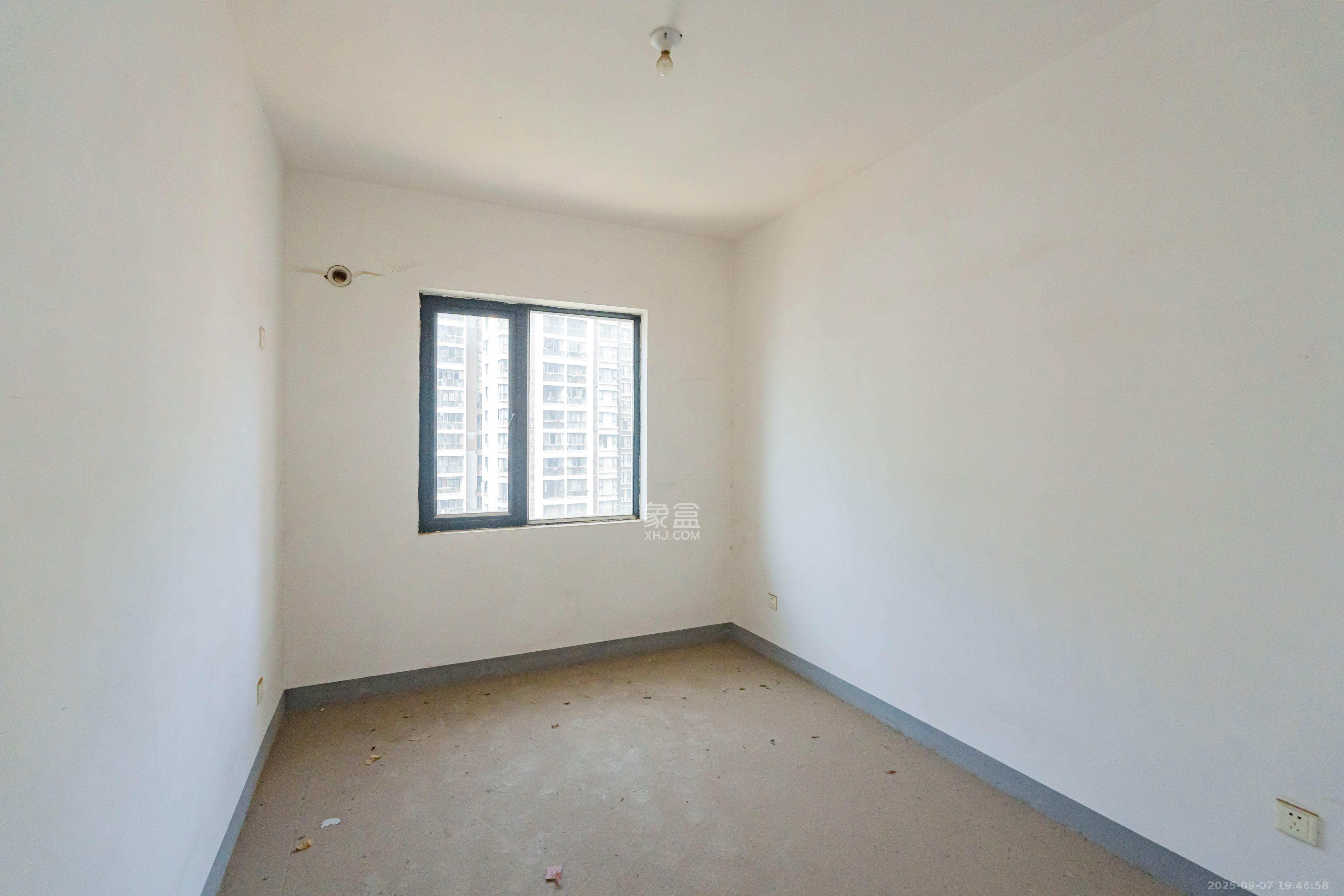 藏珑湖上国际花园  4室2厅2卫    288.0万 藏珑湖上国际花园  4室2厅2卫    288.0万卧室