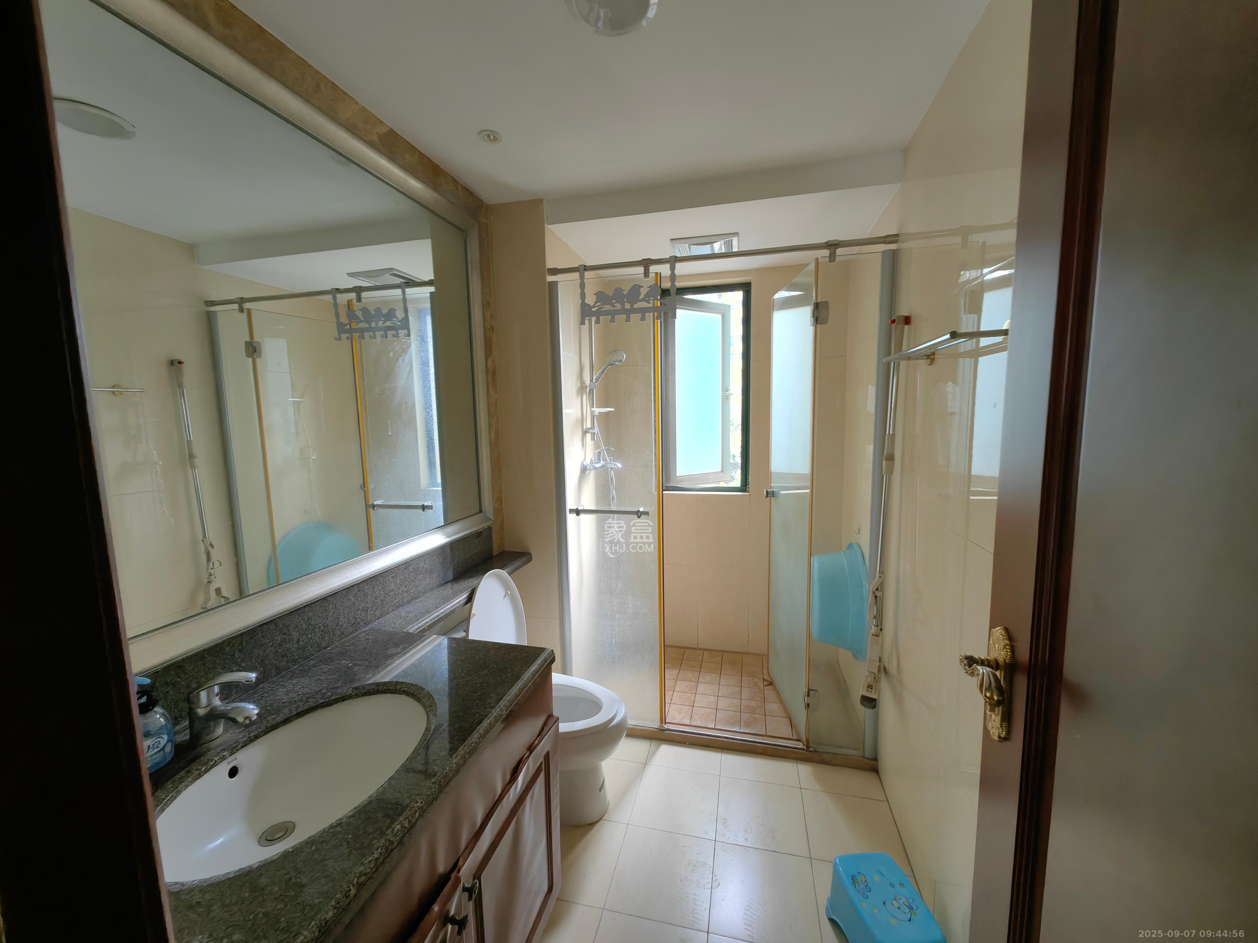 恒大翡翠华庭 3室2厅2卫 2200.0元/月 恒大翡翠华庭 3室2厅2卫 2200.0元/月室内图