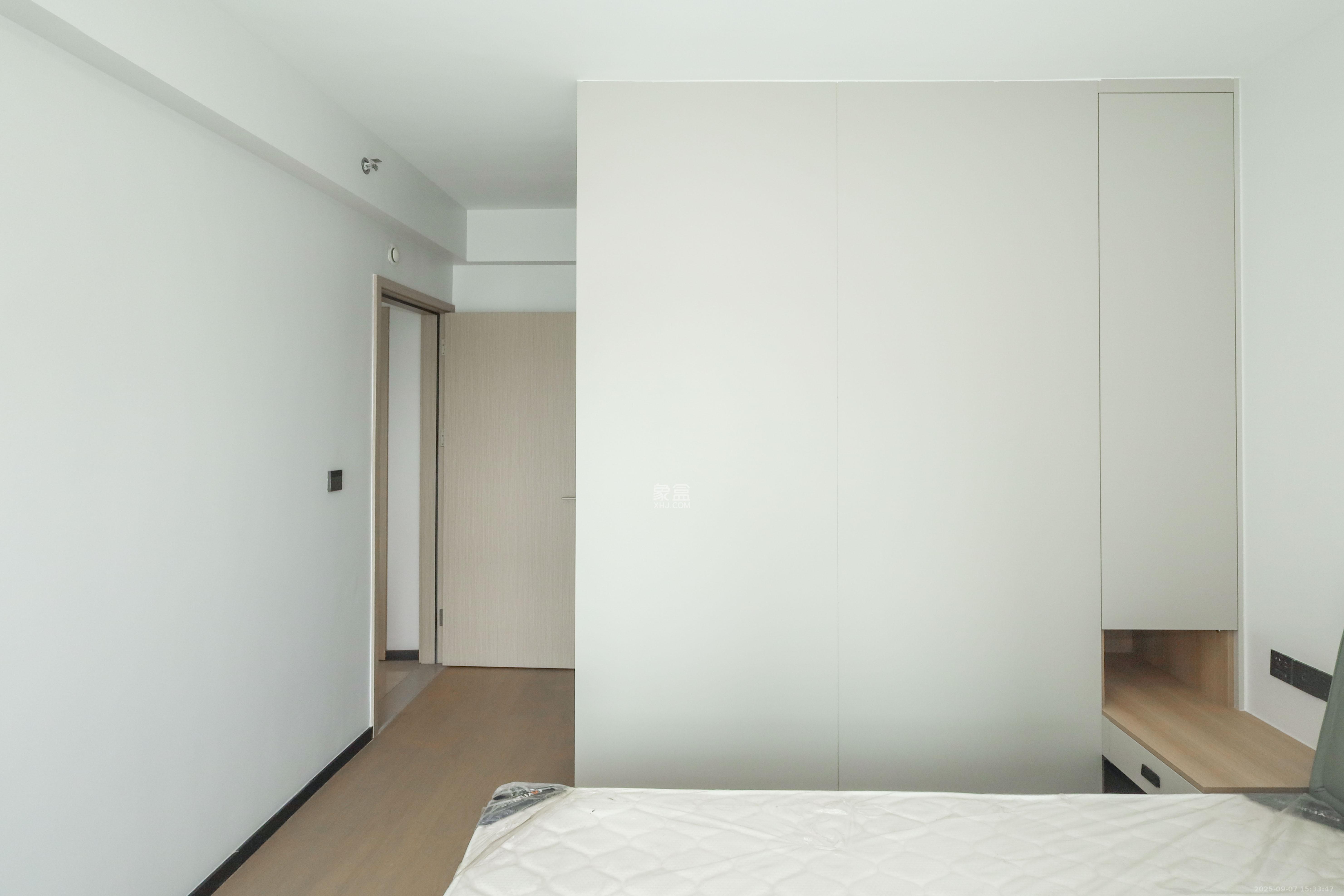 时代梅溪领峰  3室2厅2卫    160.0万卧室