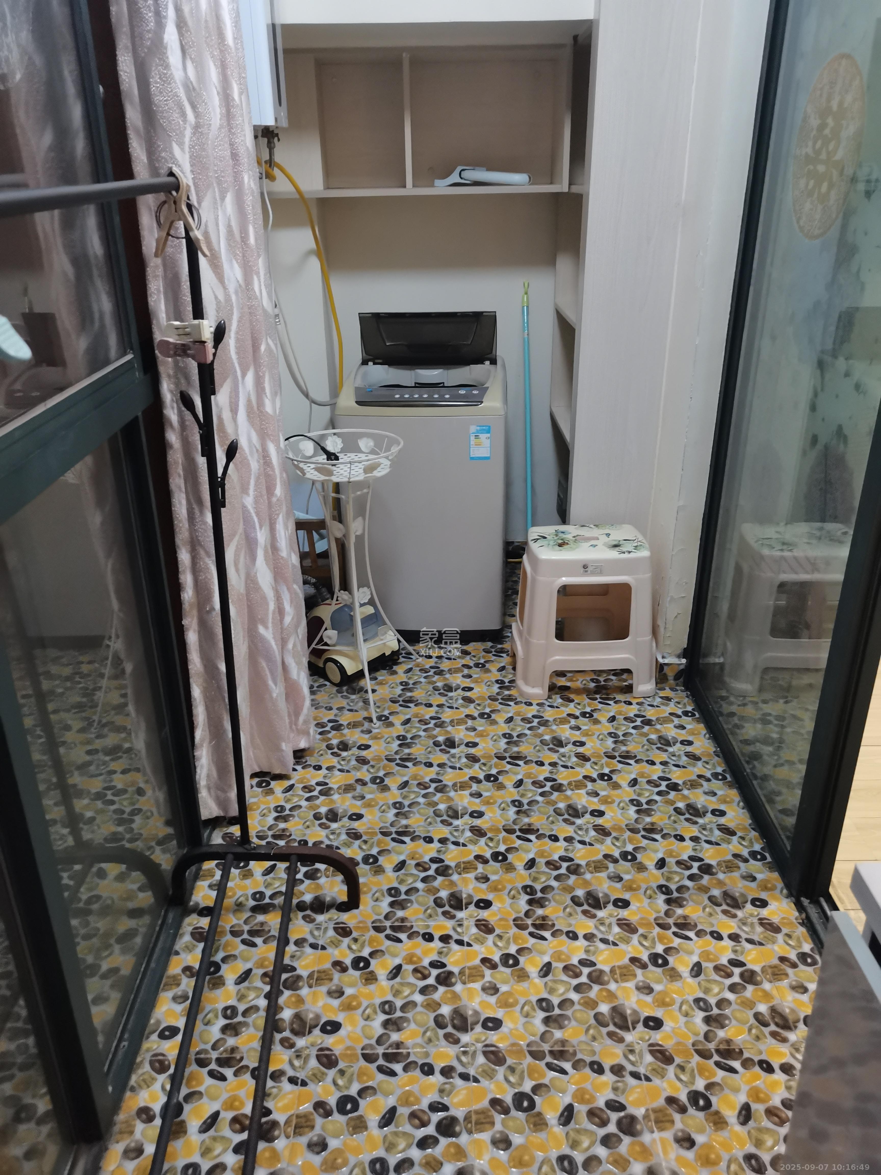 尊邸华庭  1室1厅1卫   1700.00元/月室内图