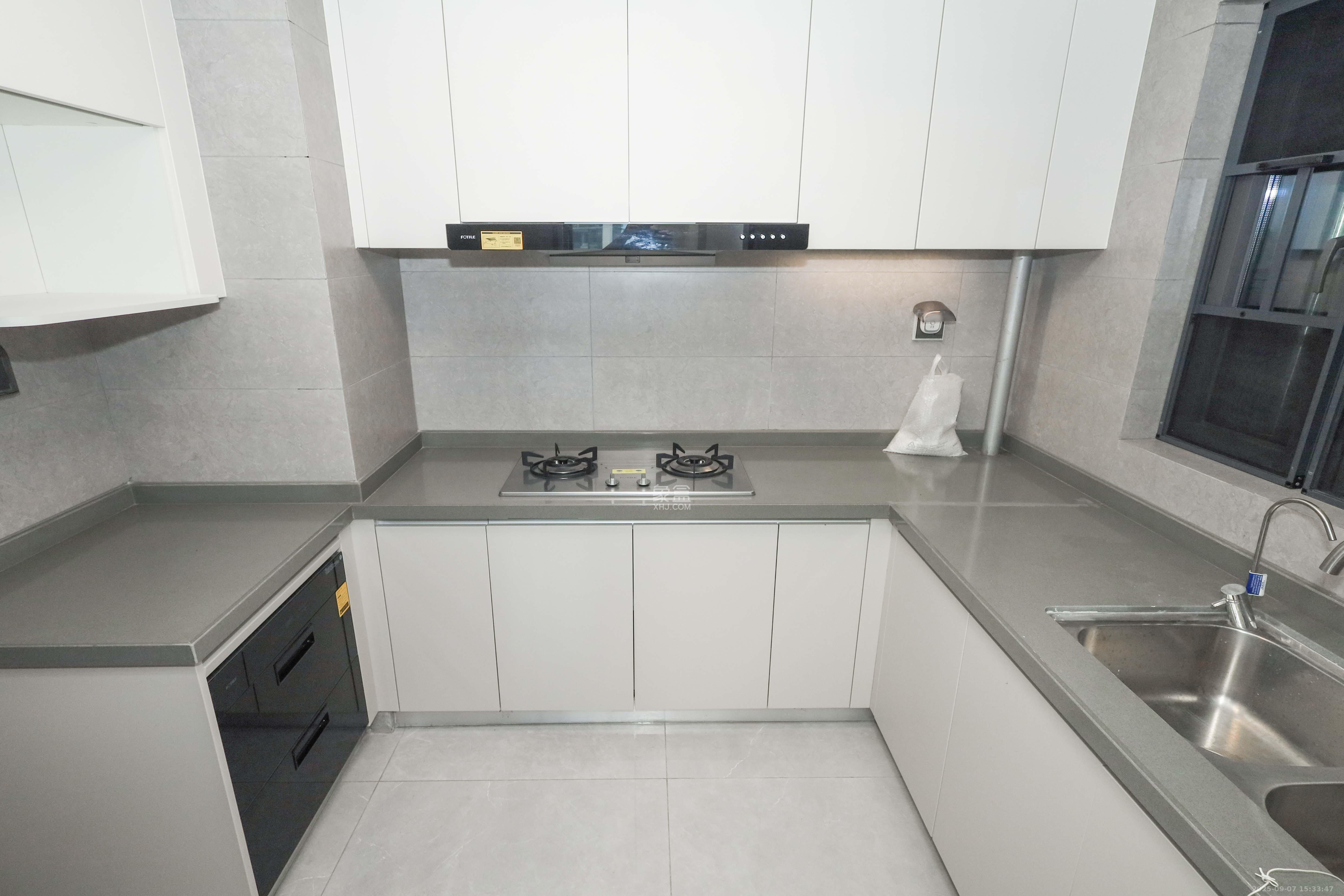 时代梅溪领峰  3室2厅2卫    160.0万厨房