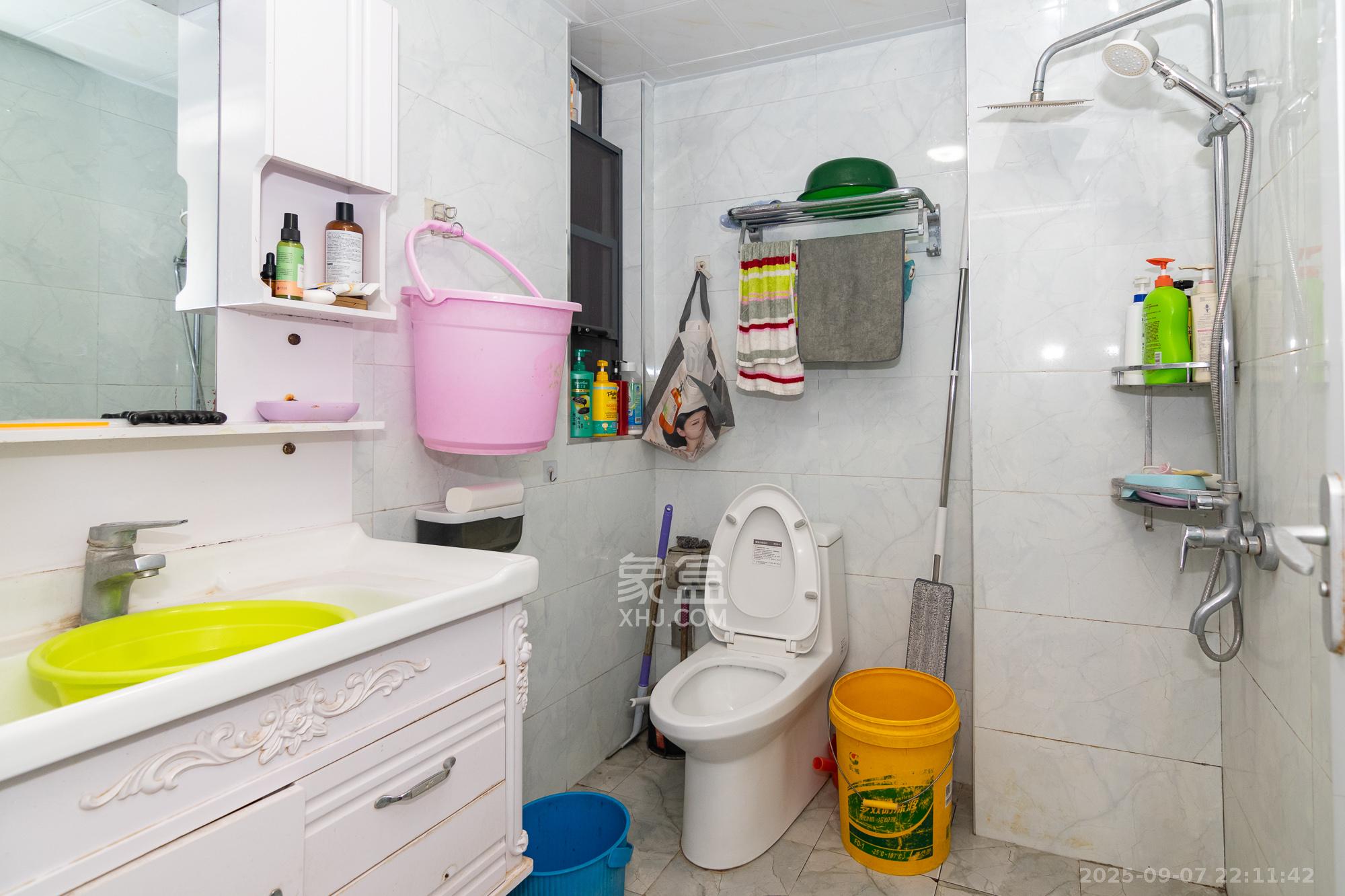 联诚现代城  3室2厅1卫    51.8万卫生间