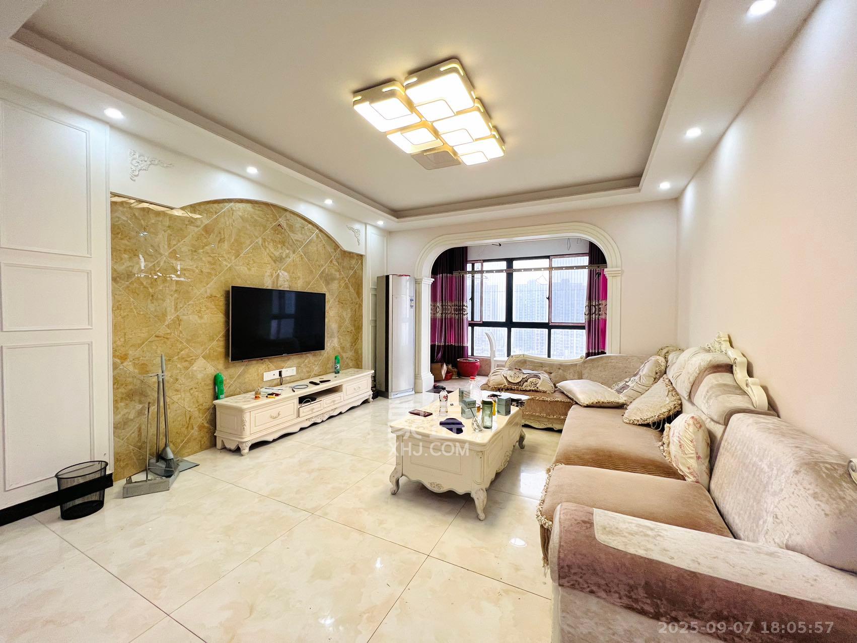 中南红领邦(红星嘉和苑)  3室2厅2卫    2600.0元/月 中南红领邦(红星嘉和苑)  3室2厅2卫    2600.0元/月室内图