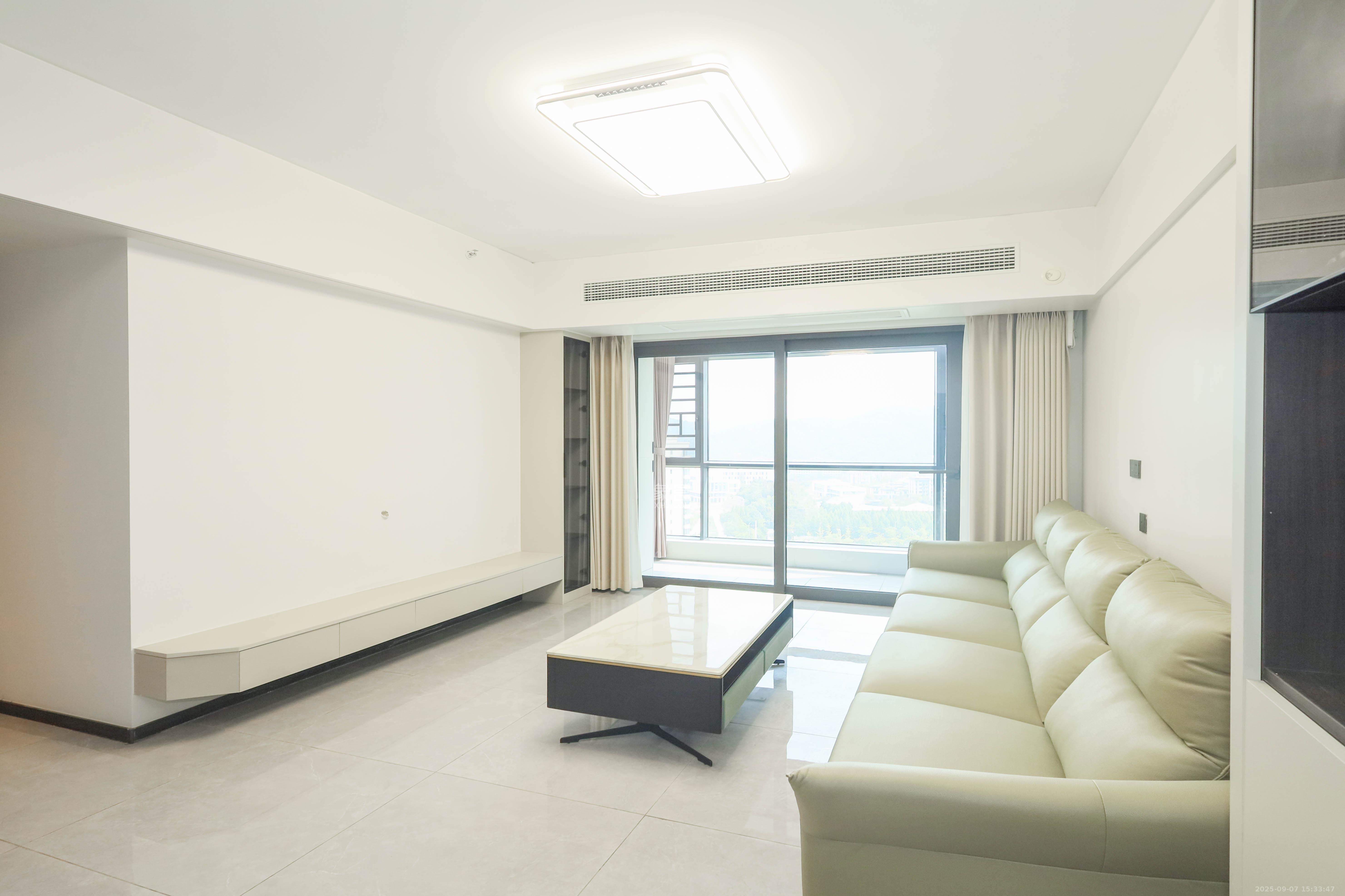 时代梅溪领峰  3室2厅2卫    160.0万客厅