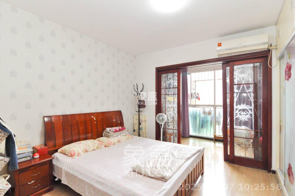 麓谷加州阳光  3室2厅2卫    2600.0元/月室内图