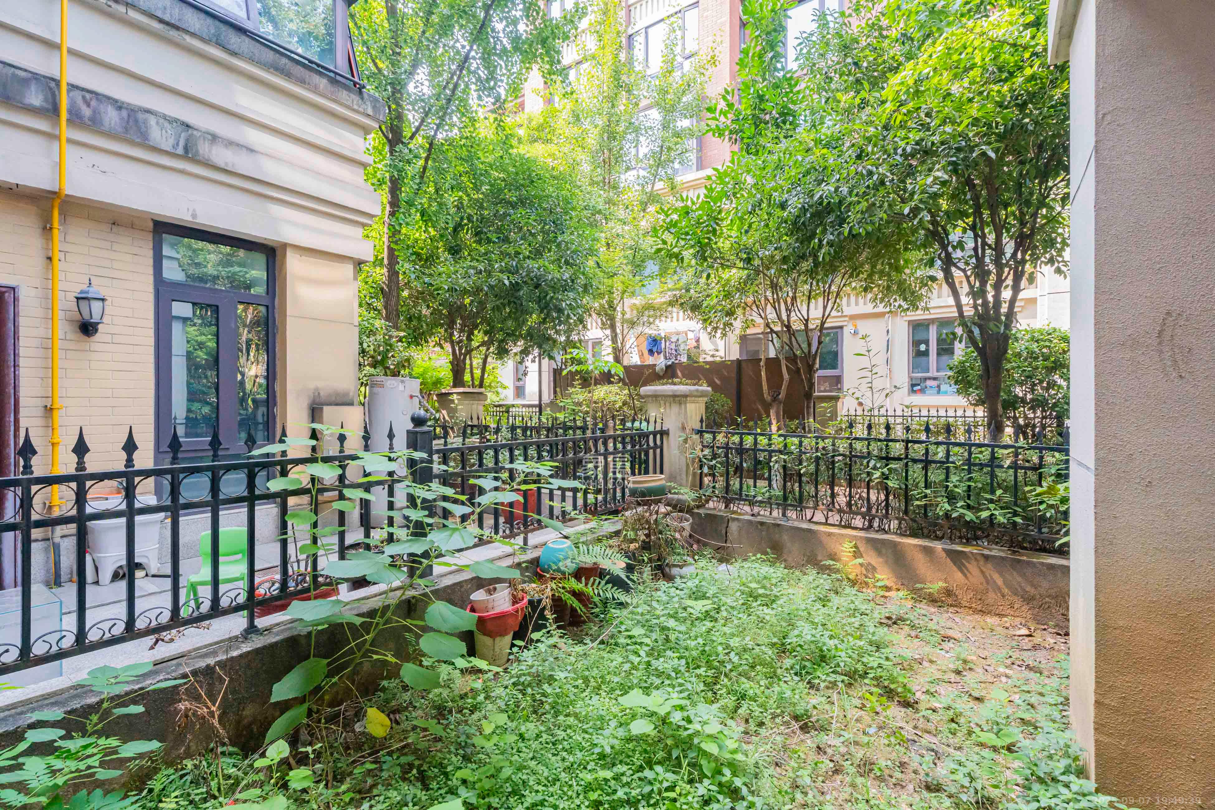 五矿沁园金城（春和景园）  4室2厅2卫    270.0万其他