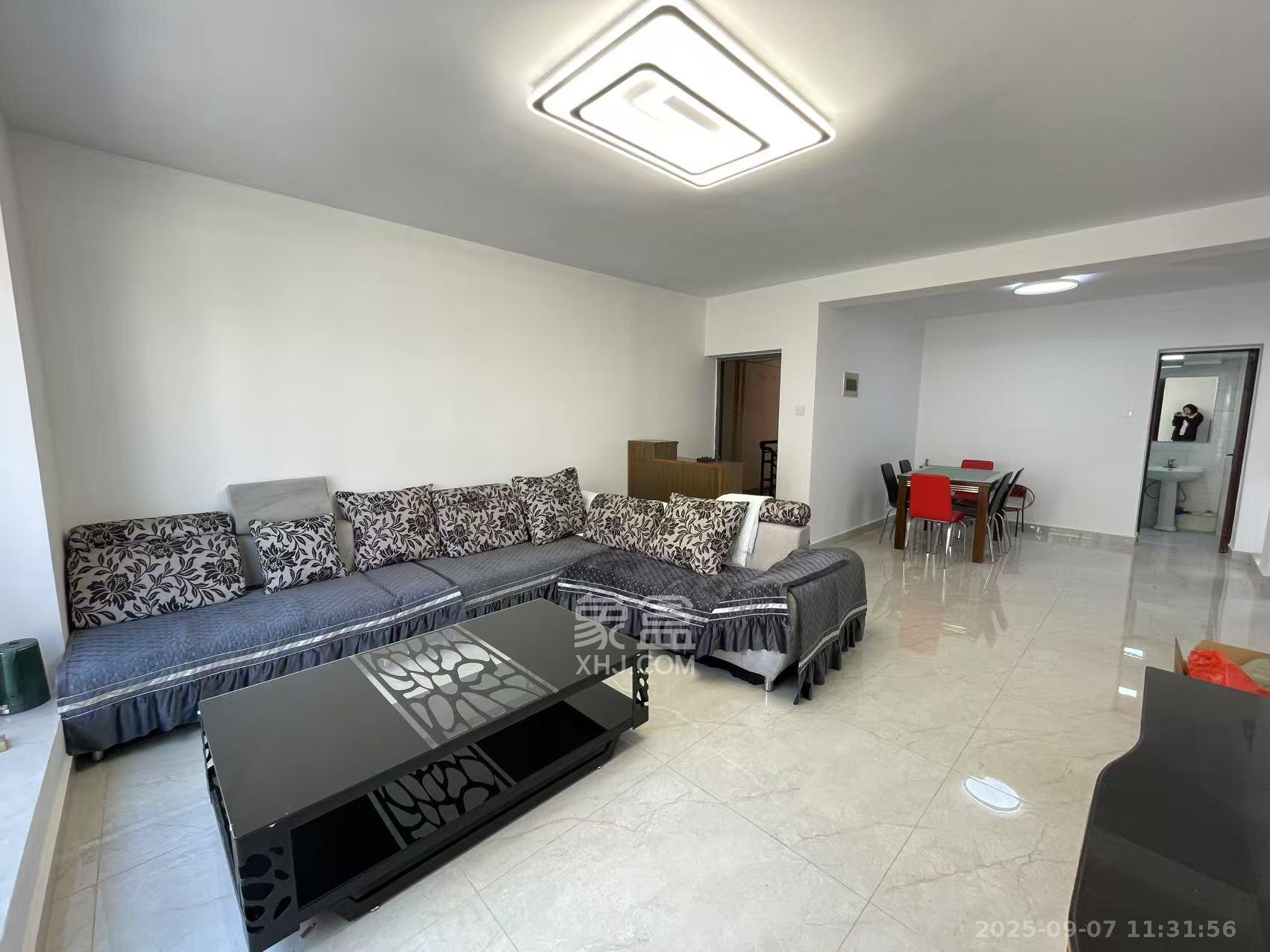 东方新城  3室2厅2卫    2700.0元/月 东方新城  3室2厅2卫    2700.0元/月