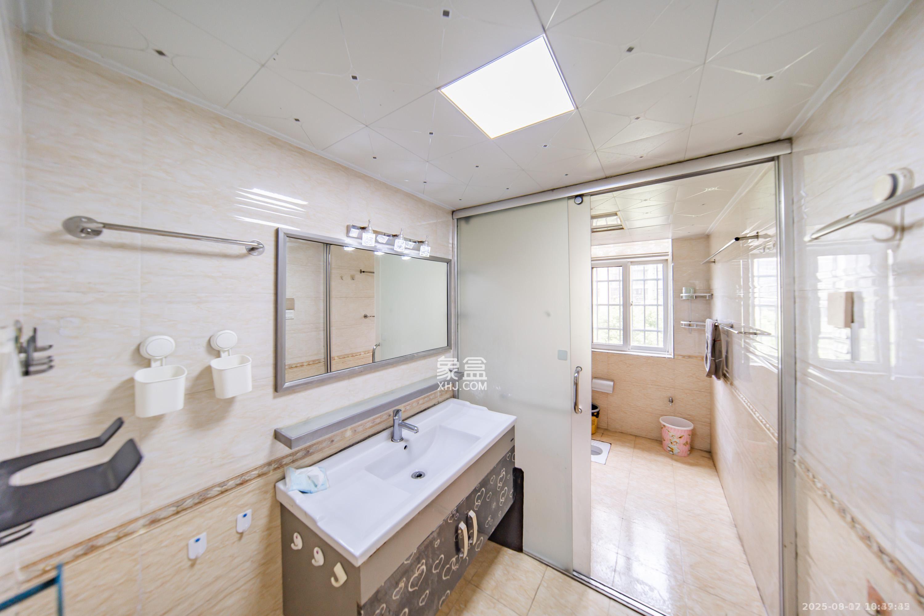 洋湖景园 3室2厅2卫 2800.0元/月 洋湖景园 3室2厅2卫 2800.0元/月室内图