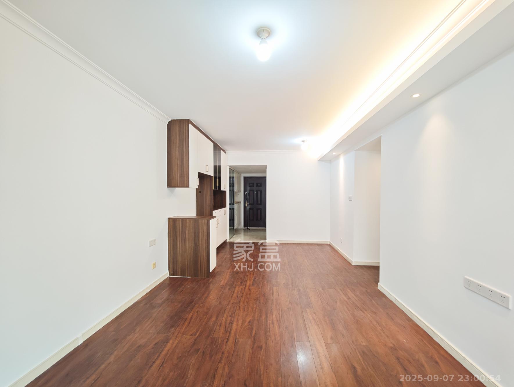 万科魅力之城  3室2厅2卫    95.0万客厅