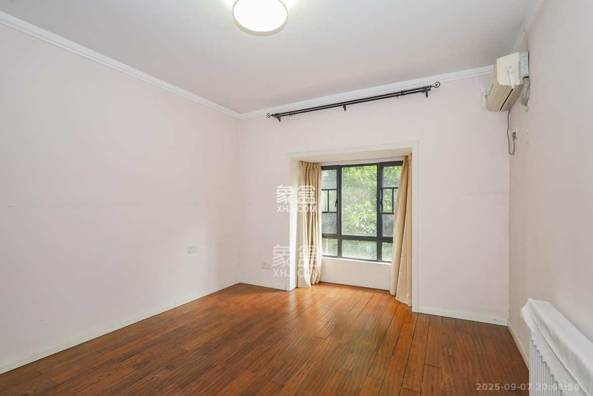 八方小区D区 4室2厅2卫 368.0万 八方小区D区 4室2厅2卫 368.0万卧室