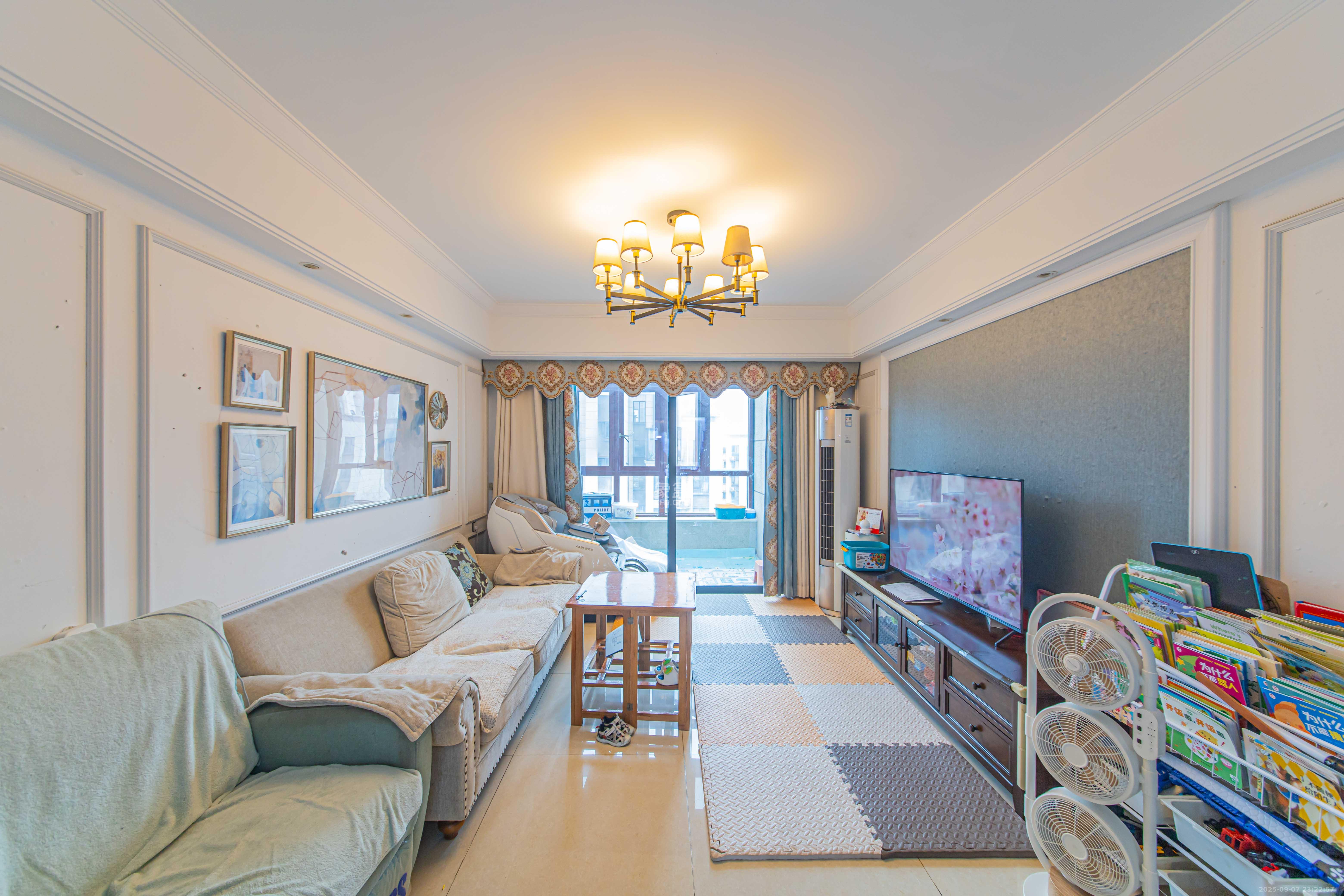 中海新城熙岸(中信新城五期) 3室2厅2卫 92.5万 中海新城熙岸(中信新城五期) 3室2厅2卫 92.5万客厅