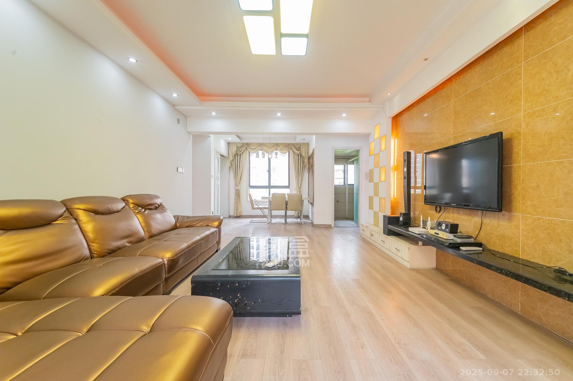 华润凤凰城一期  3室2厅2卫    88.88万客厅