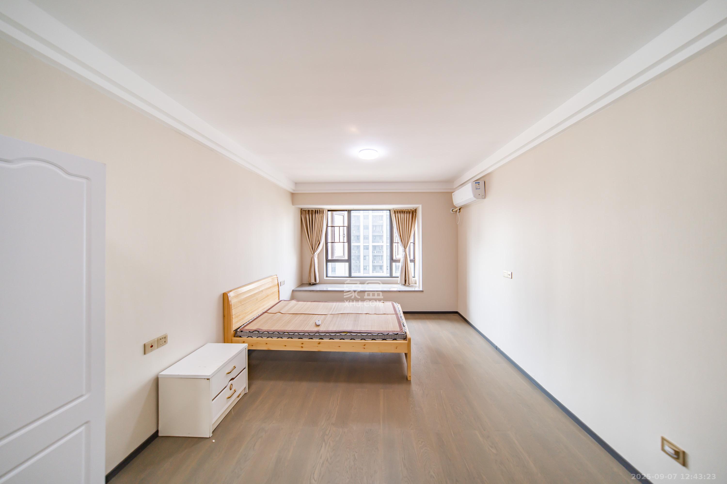 中海阅麓山一期  3室2厅2卫    2800.0元/月室内图