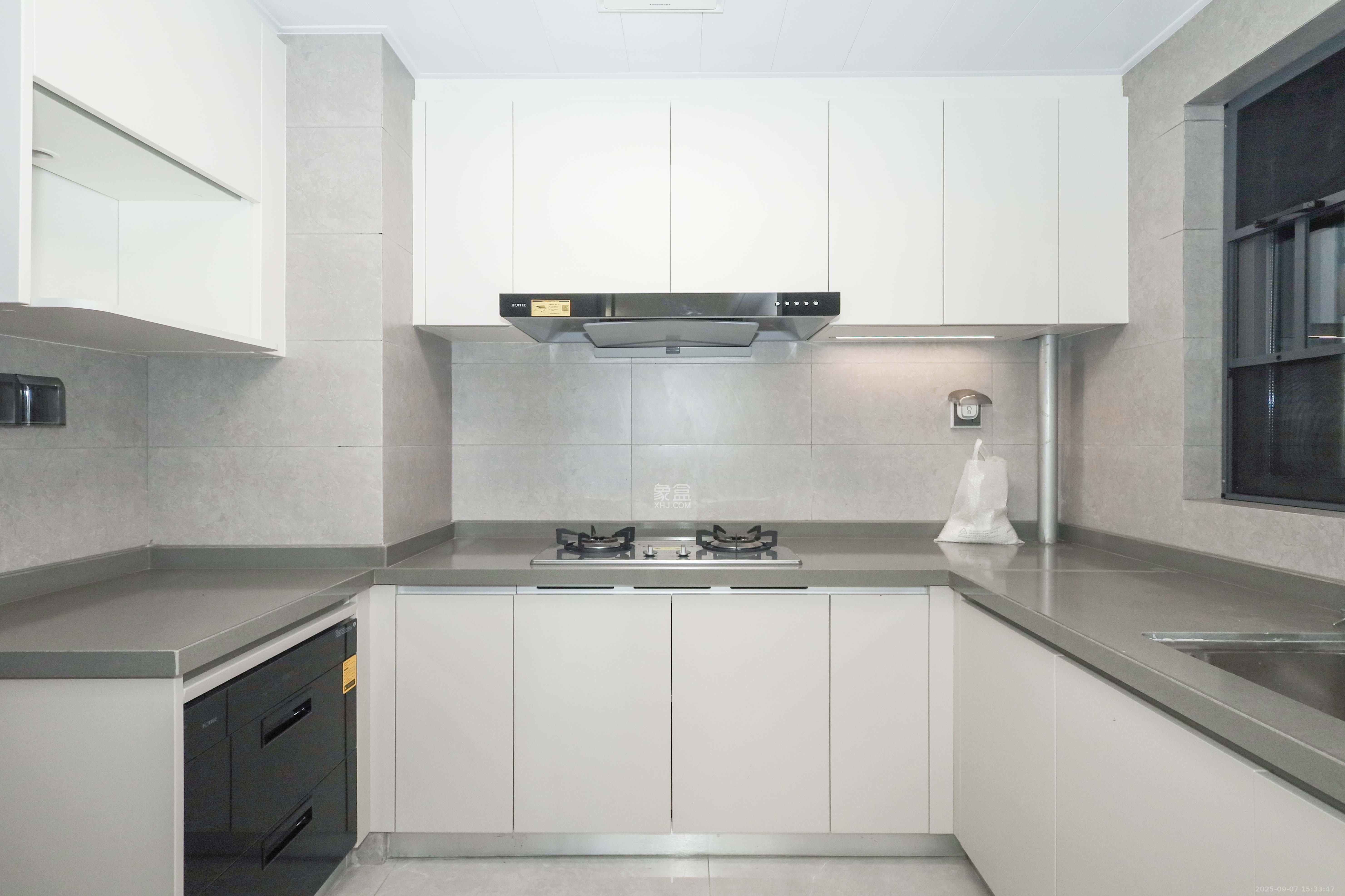 时代梅溪领峰  3室2厅2卫    160.0万厨房