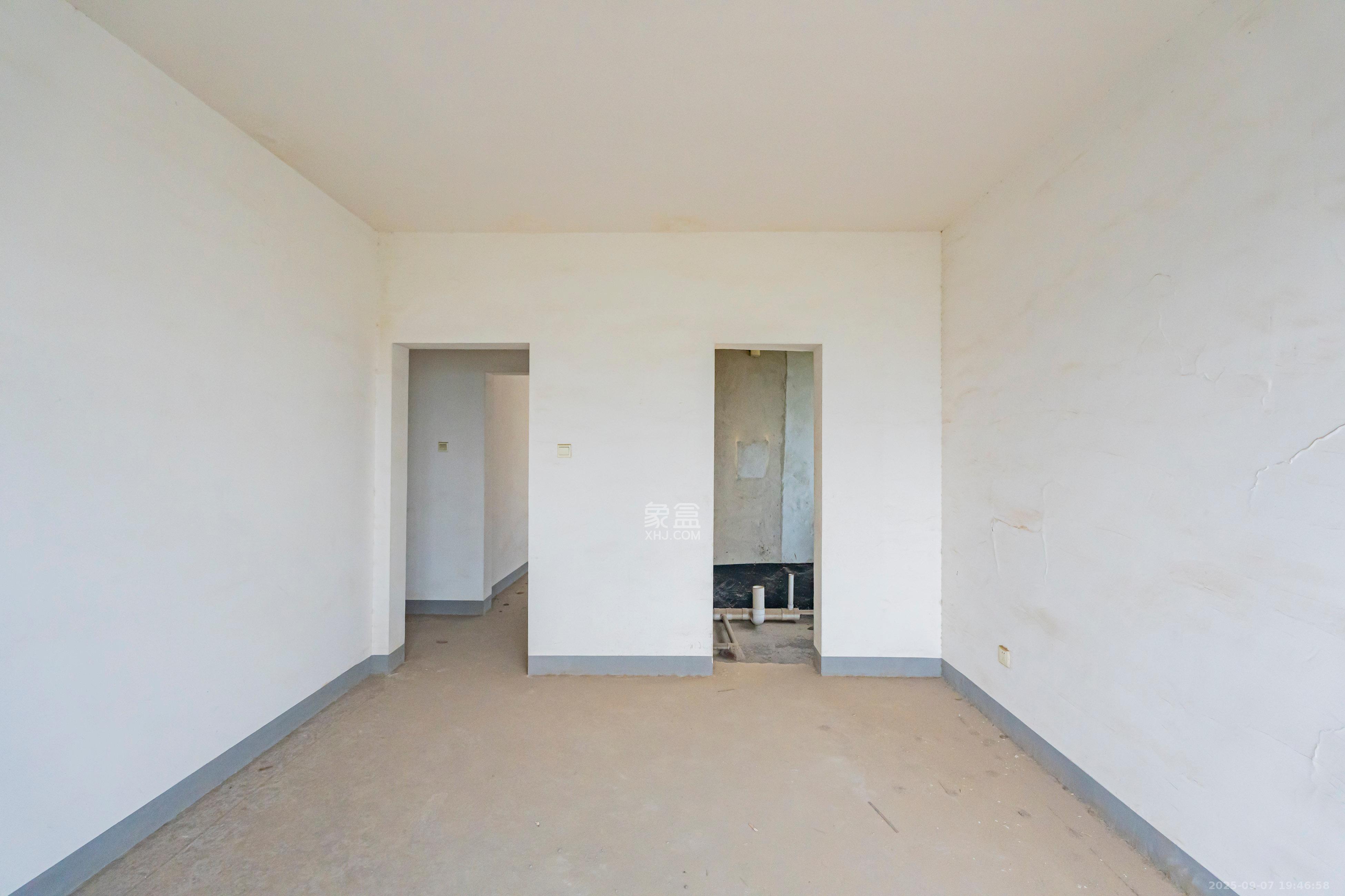 藏珑湖上国际花园  4室2厅2卫    288.0万 藏珑湖上国际花园  4室2厅2卫    288.0万卧室