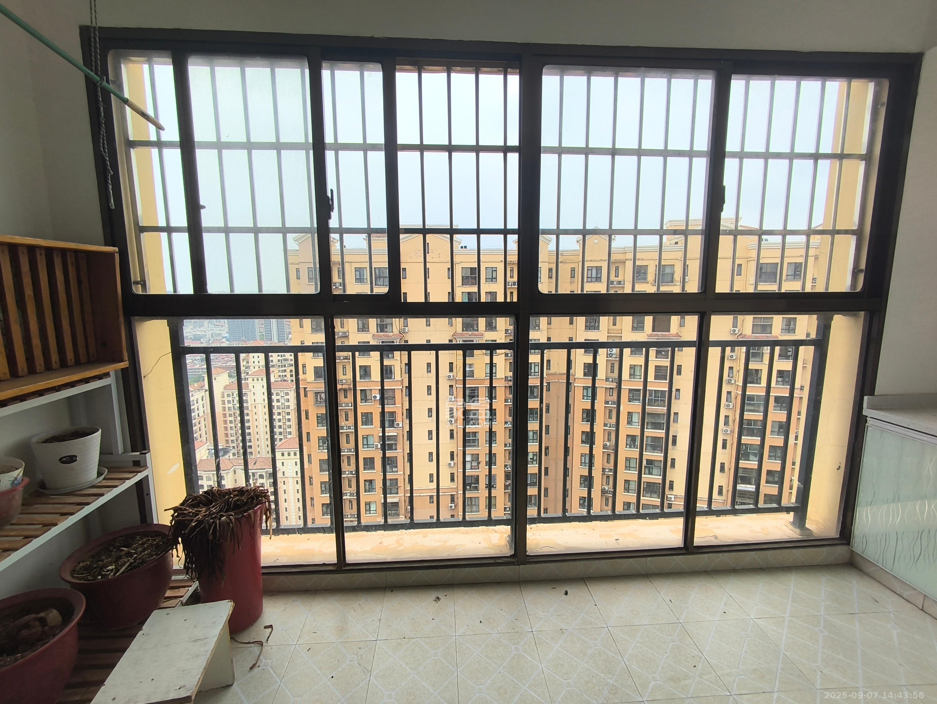 米兰春天  3室2厅1卫    1800.0元/月室内图