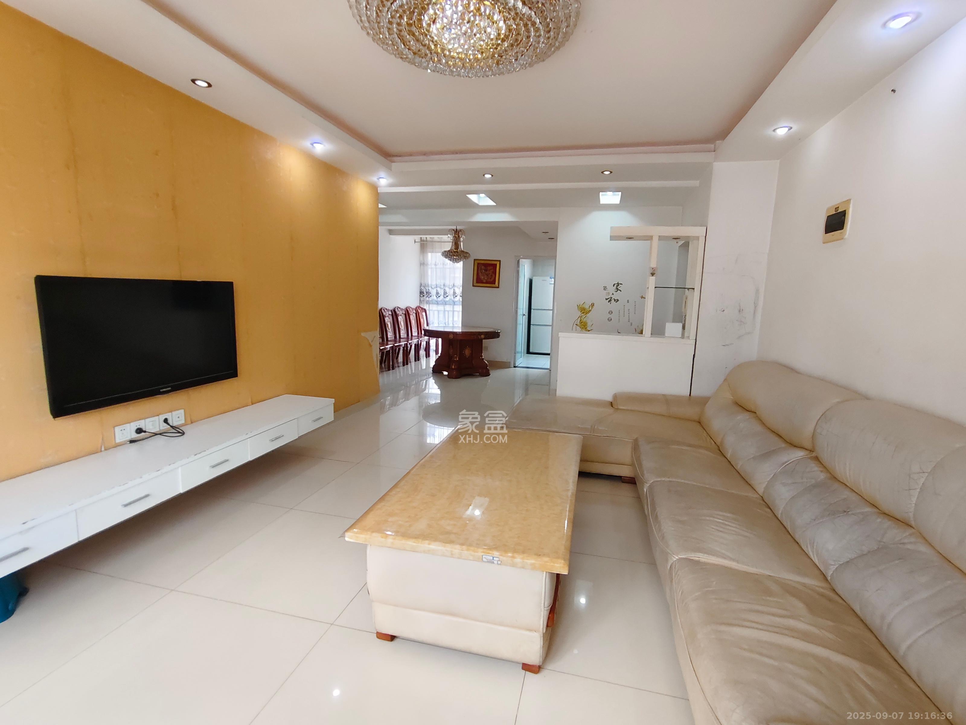 嘉盛华庭（一期、二期、三期）  3室2厅1卫    3000.0元/月室内图