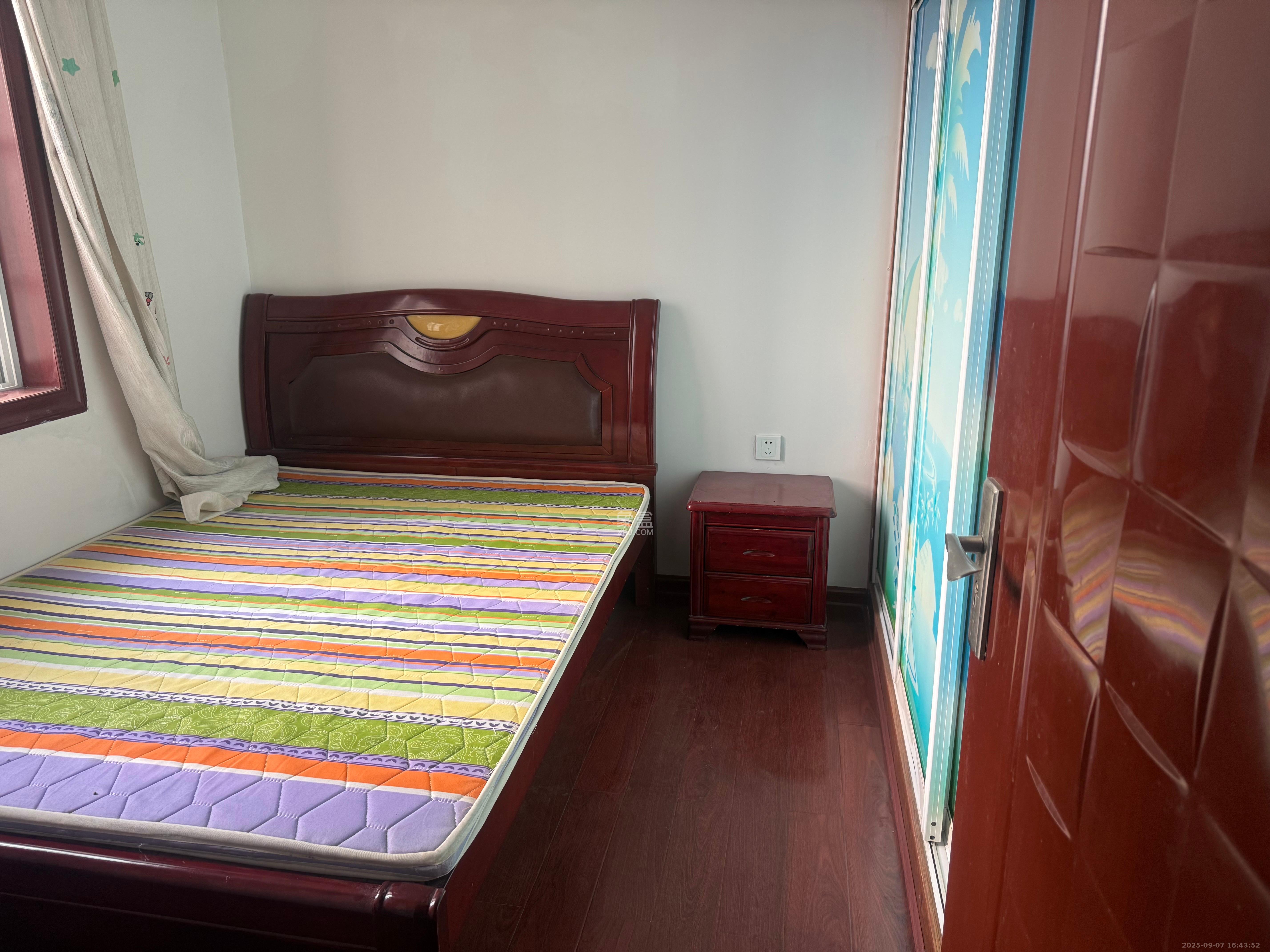 水映青山  1室2厅1卫    2000.0元/月室内图