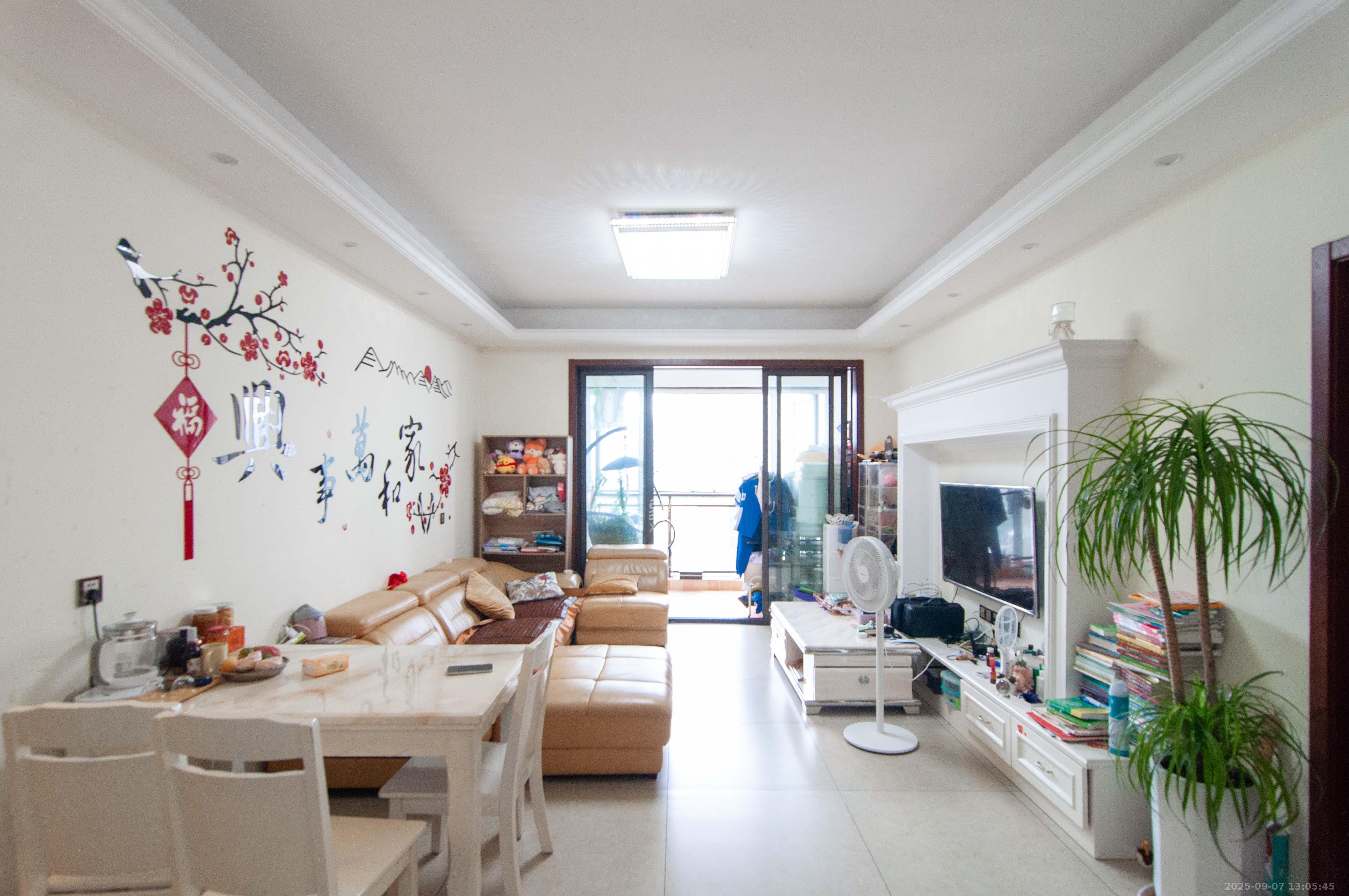 金茂梅溪湖 3室2厅2卫 198.8万 金茂梅溪湖 3室2厅2卫 198.8万客厅