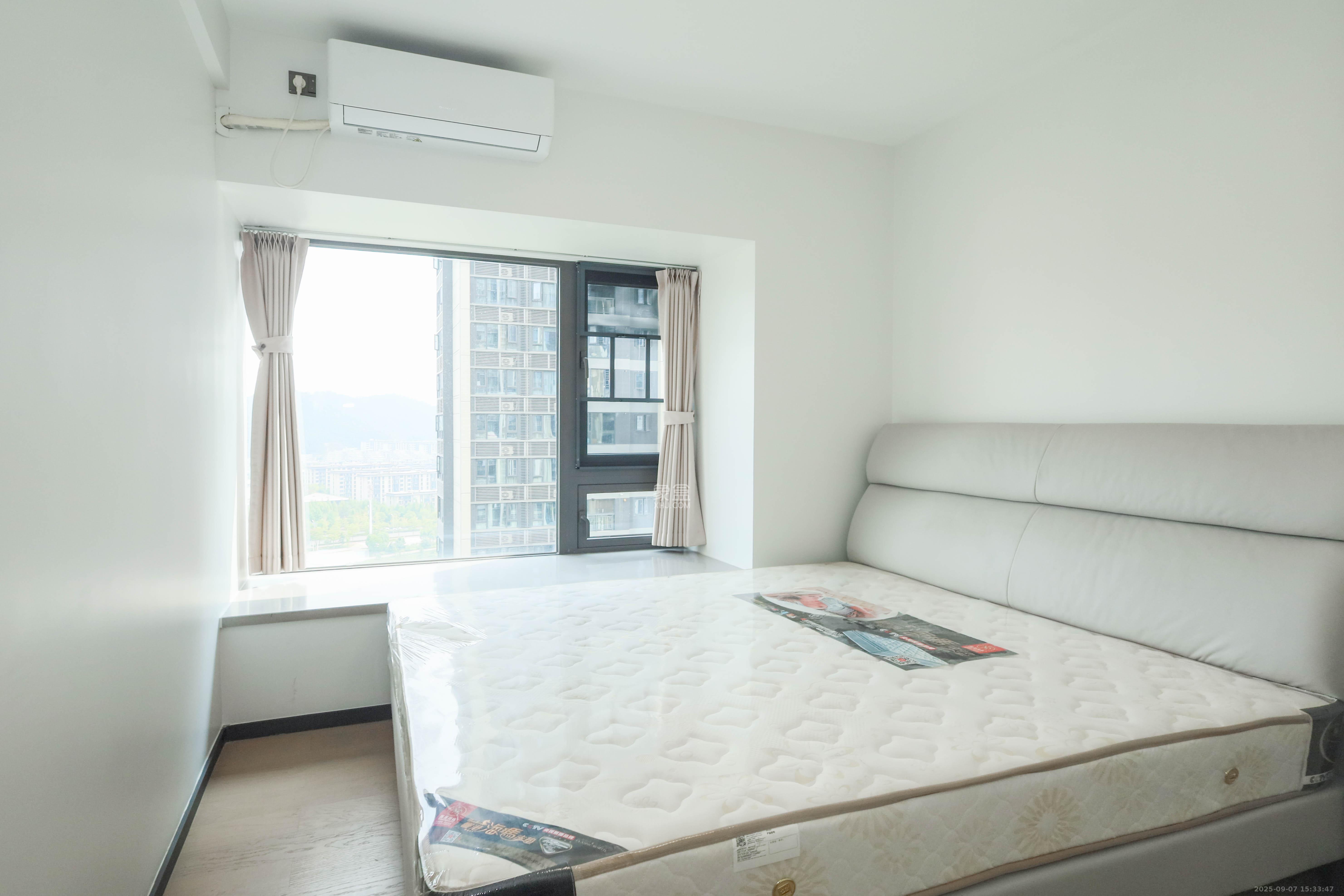 时代梅溪领峰  3室2厅2卫    160.0万卧室