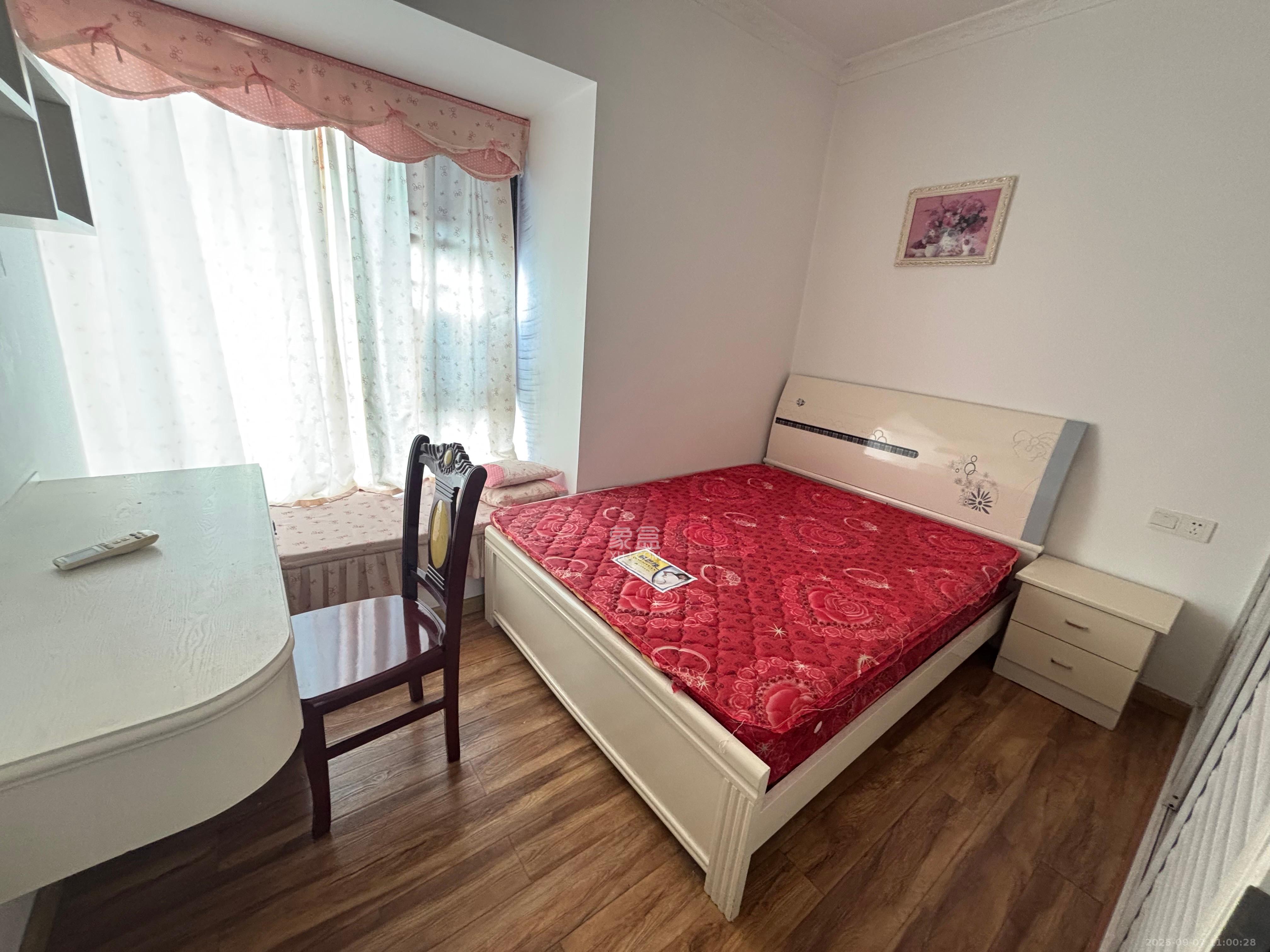 蓝山郡  1室2厅1卫    2200.0元/月室内图